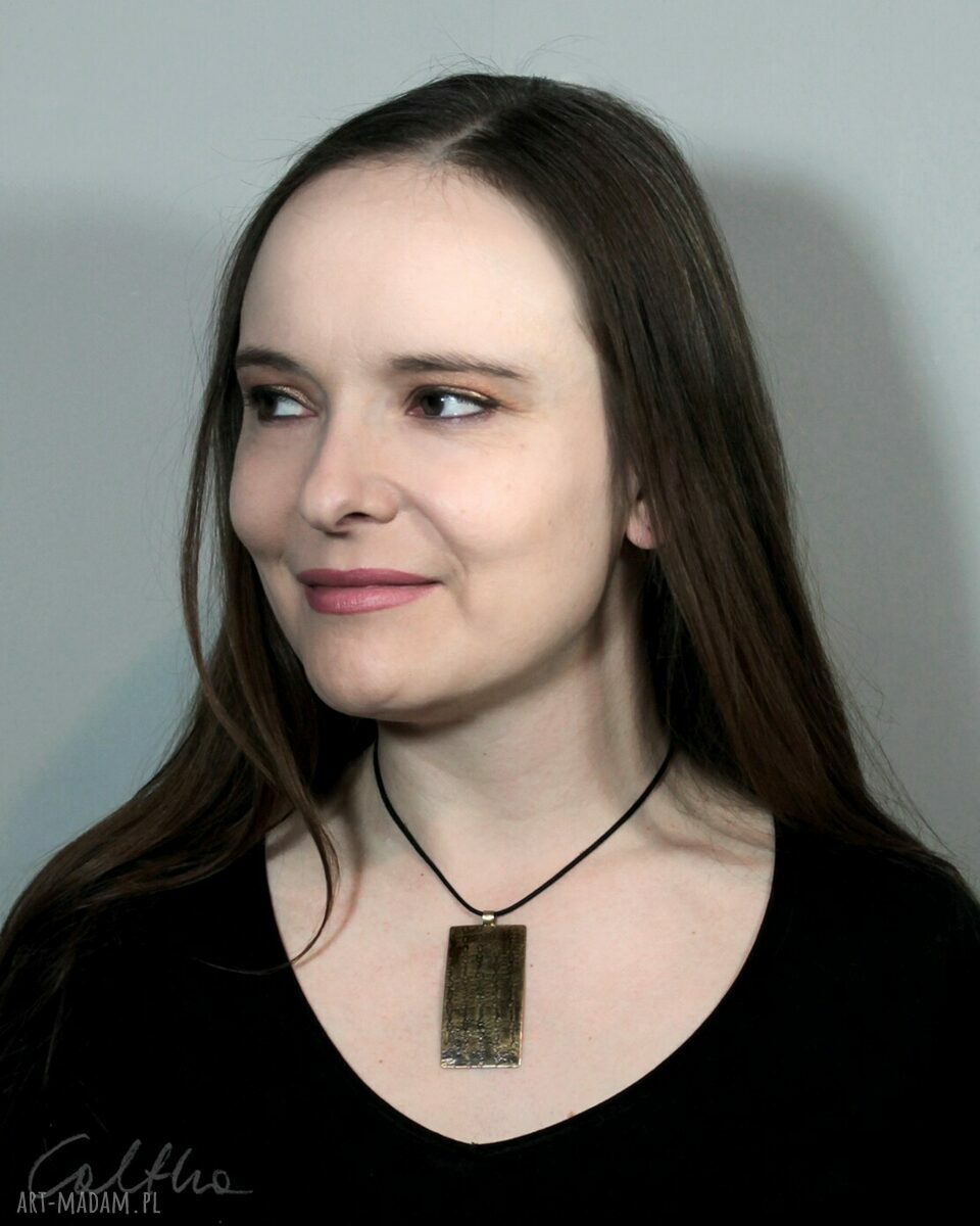 Mosiężny wisiorek Kora - minimalistyczny naszyjnik OOAK