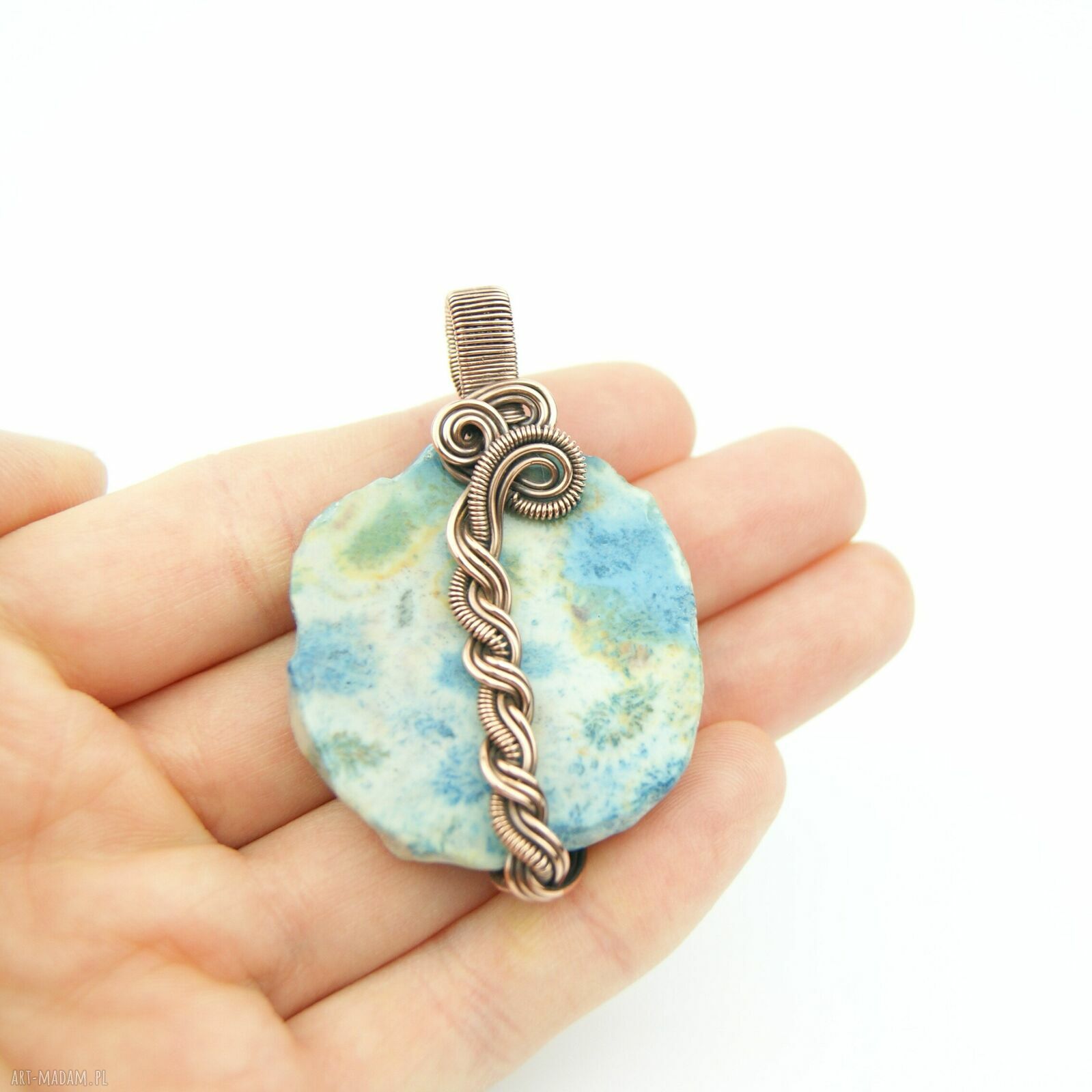 Niebieski koral fossil - wisiorek wire wrapping z miedzianym drutem