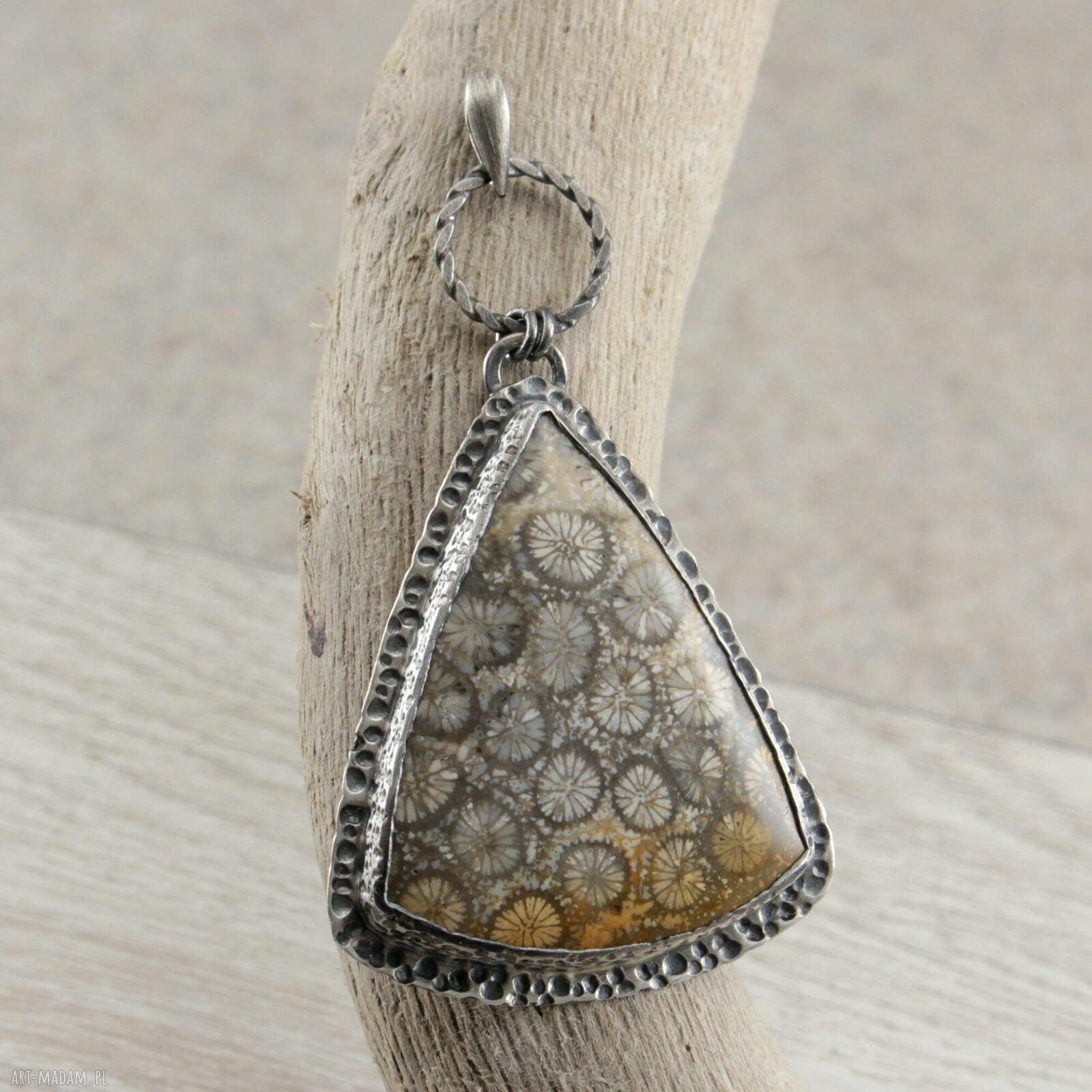 Wisior z koralem fossil i oksydowanym srebrem 925/999