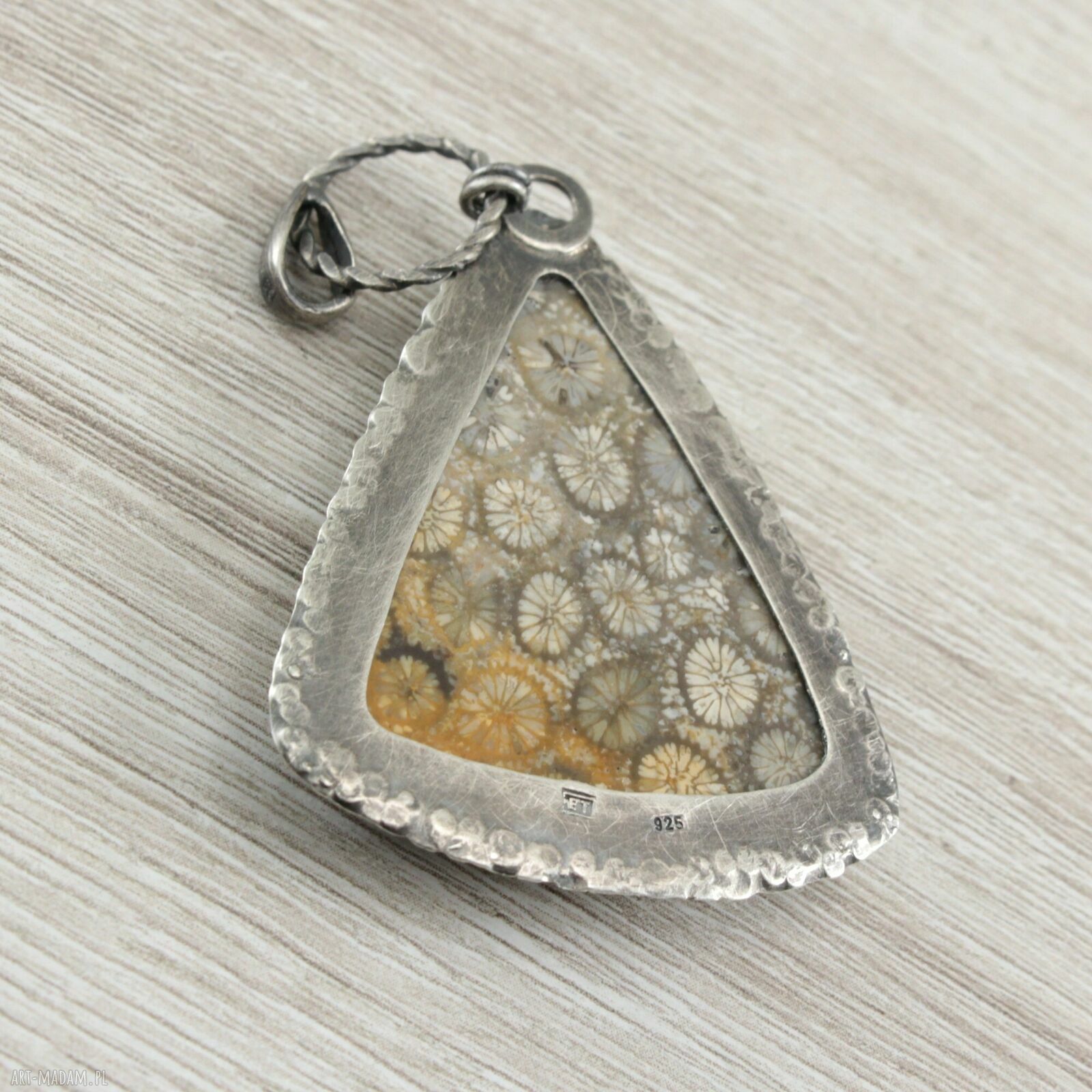Wisior z koralem fossil i oksydowanym srebrem 925/999