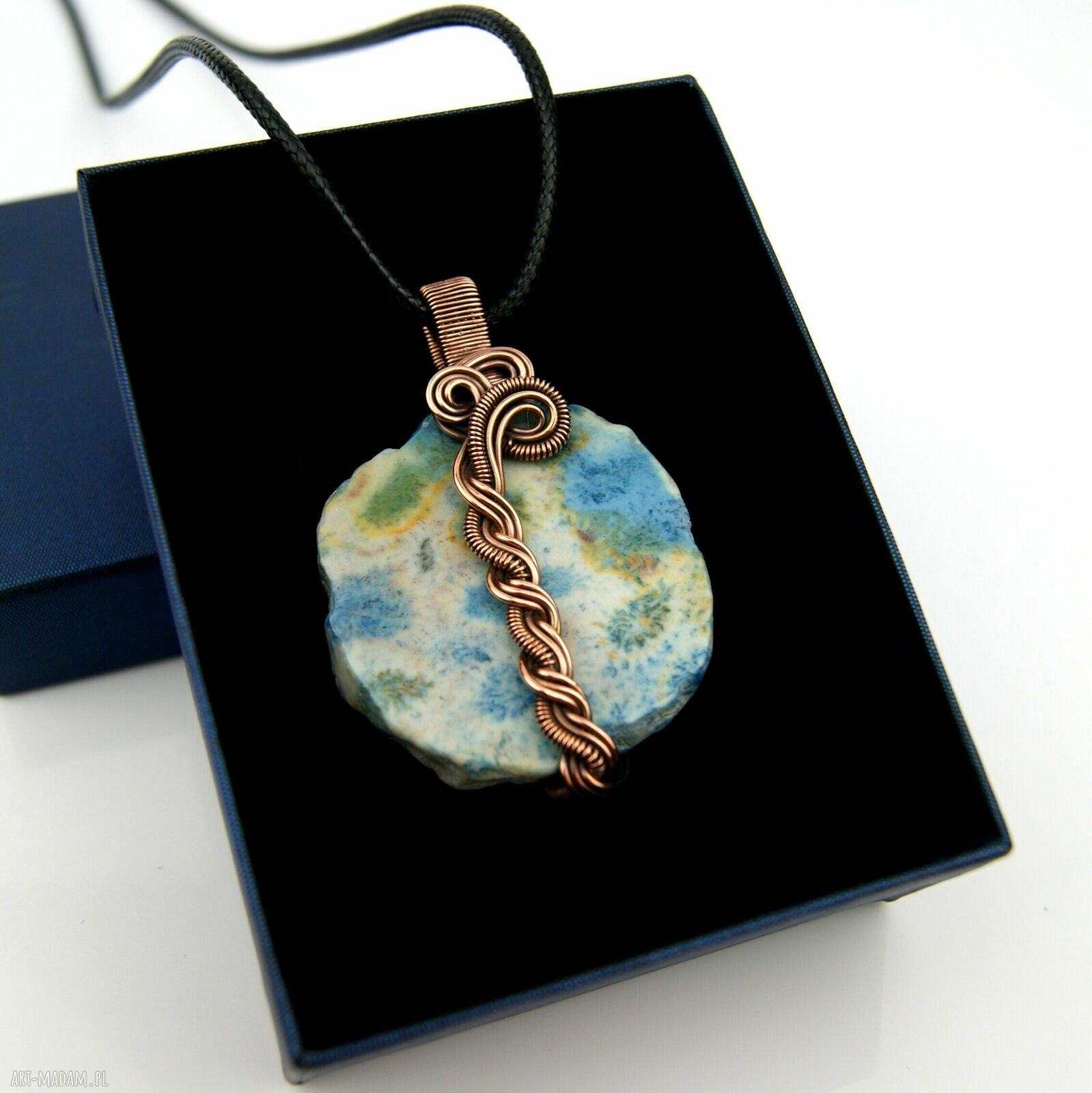 Niebieski koral fossil - wisiorek wire wrapping z miedzianym drutem