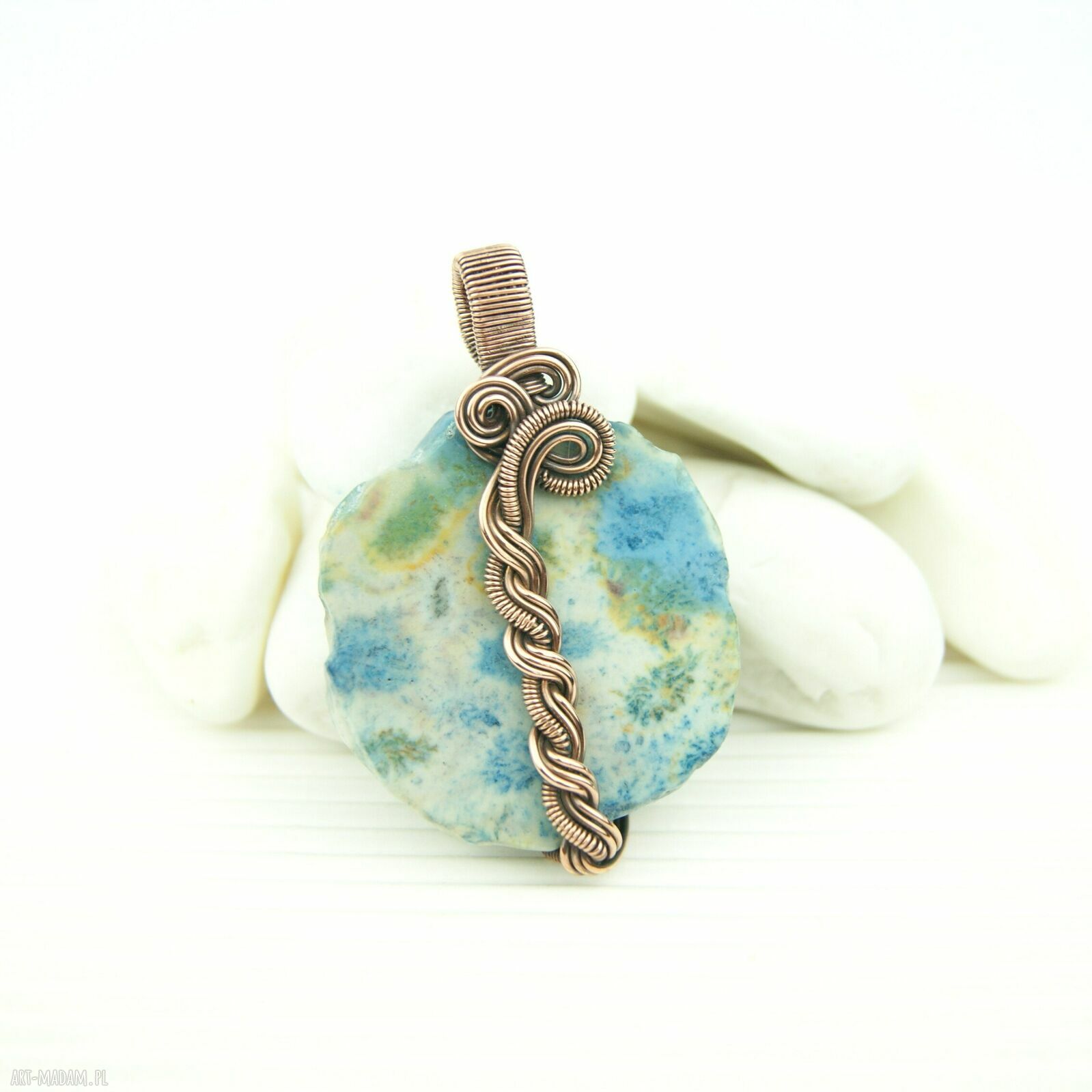 Niebieski koral fossil - wisiorek wire wrapping z miedzianym drutem