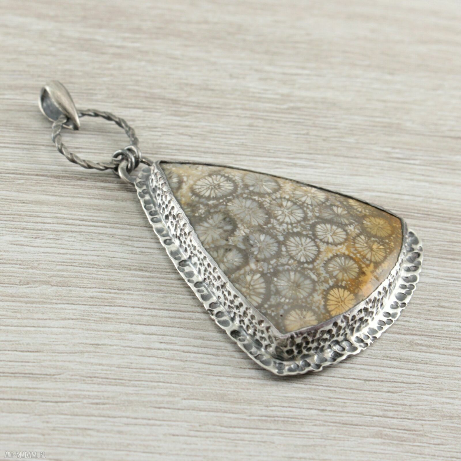 Wisior z koralem fossil i oksydowanym srebrem 925/999