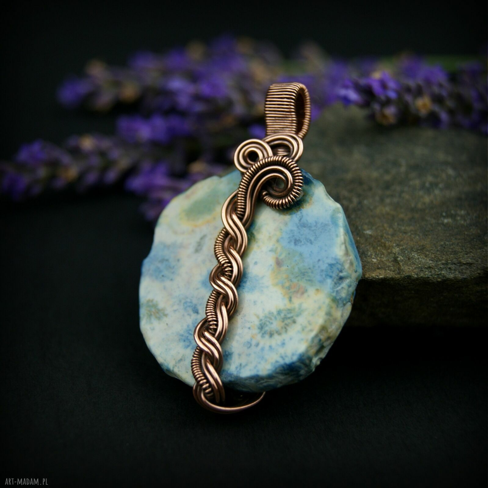 Niebieski koral fossil - wisiorek wire wrapping z miedzianym drutem