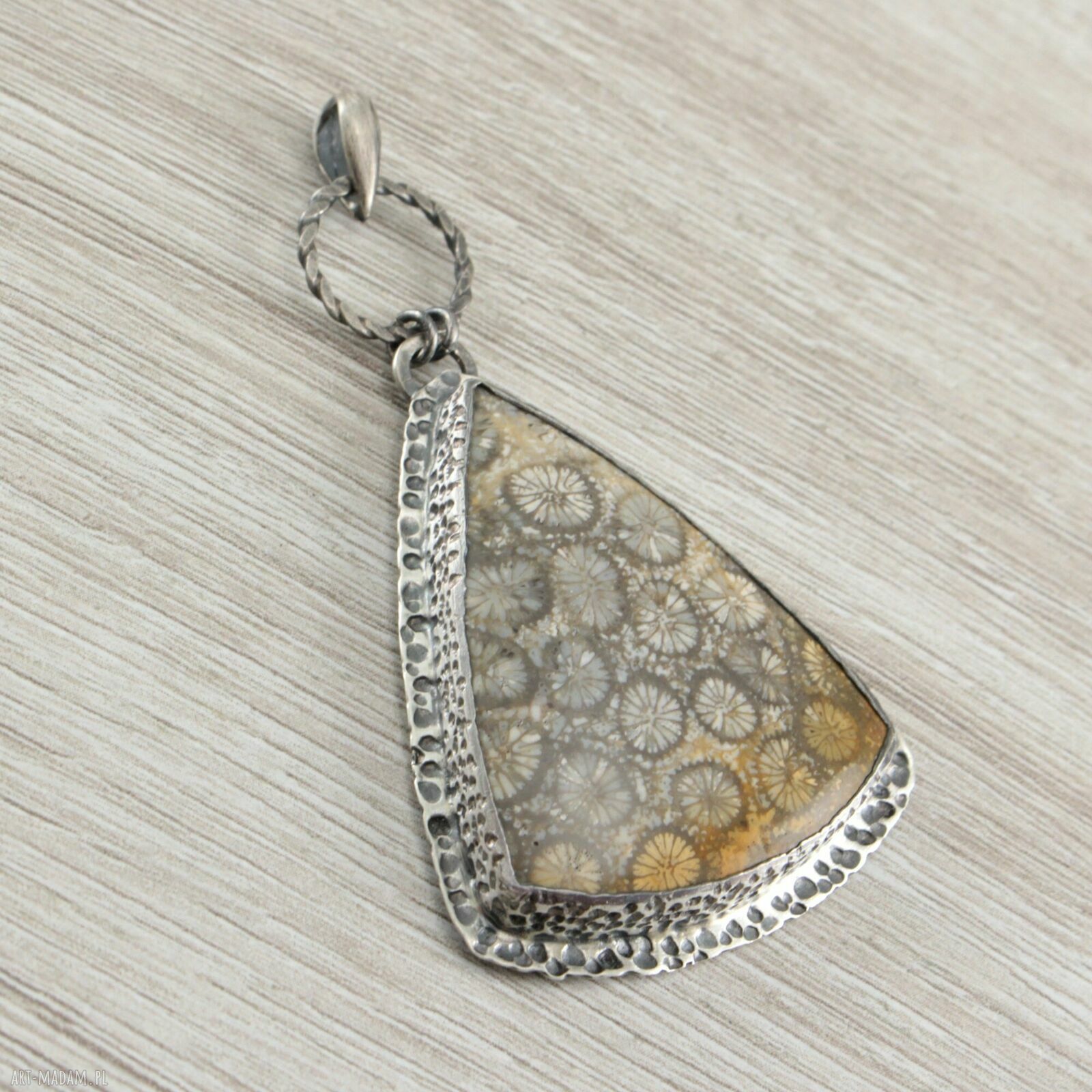 Wisior z koralem fossil i oksydowanym srebrem 925/999