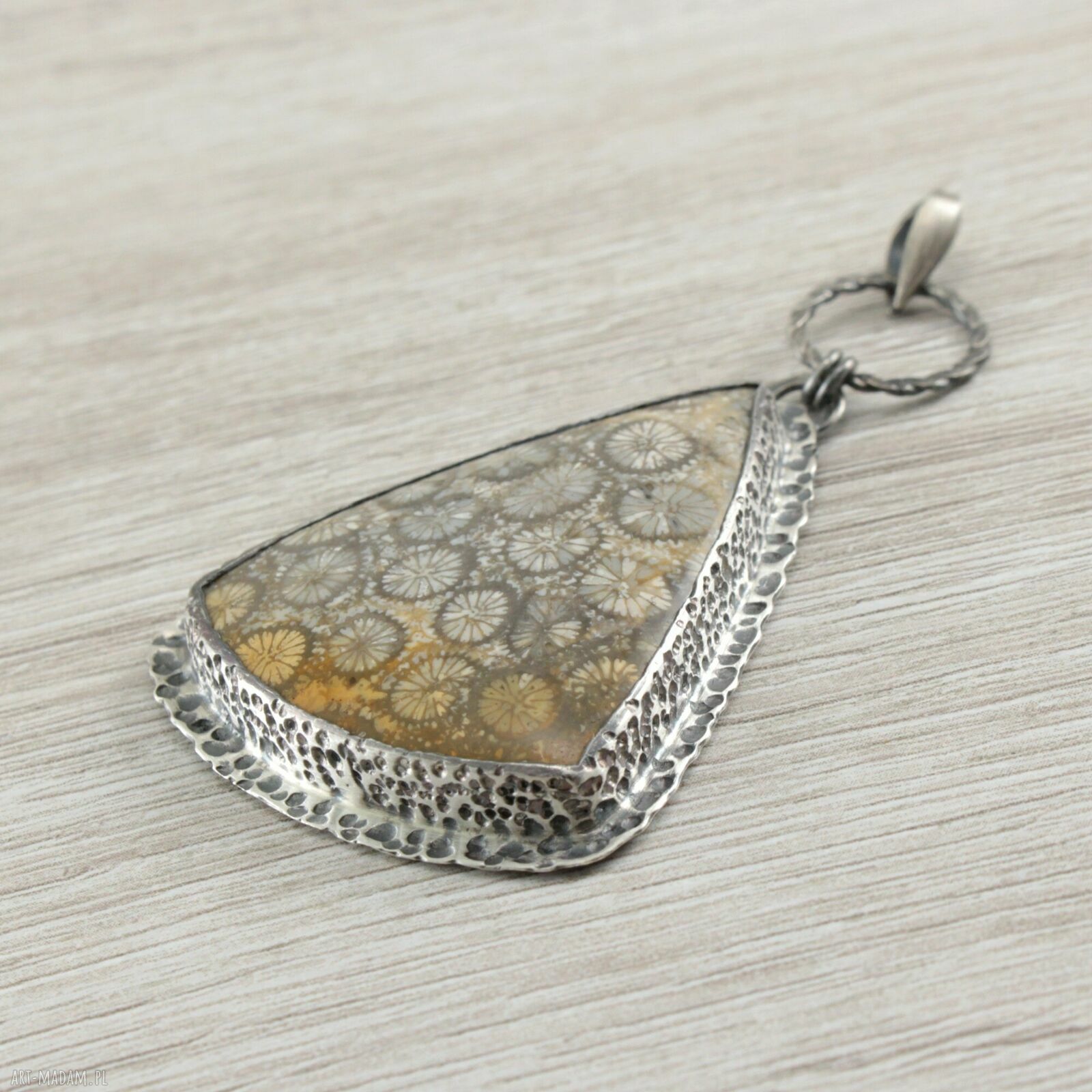 Wisior z koralem fossil i oksydowanym srebrem 925/999