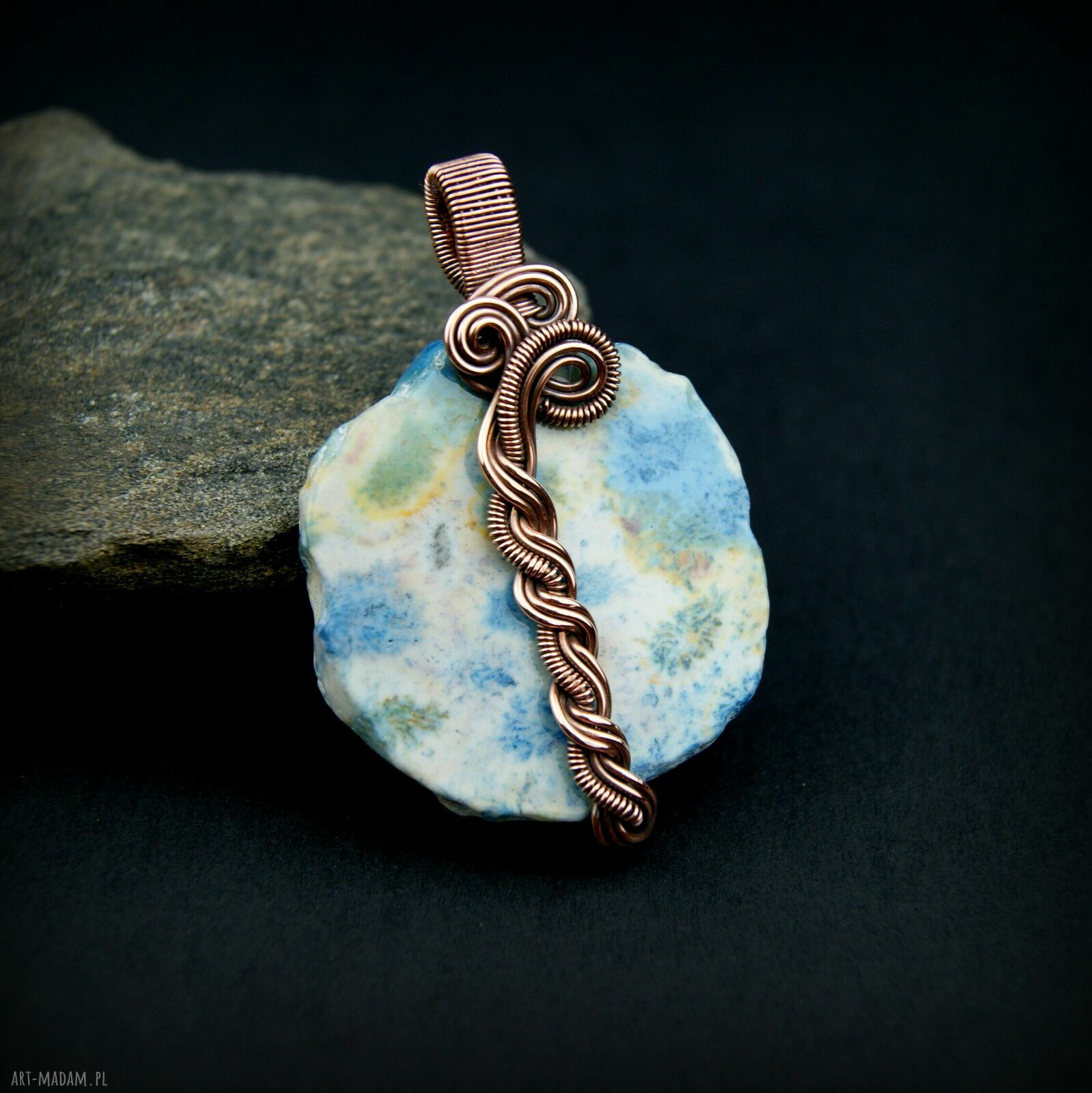 Niebieski koral fossil - wisiorek wire wrapping z miedzianym drutem