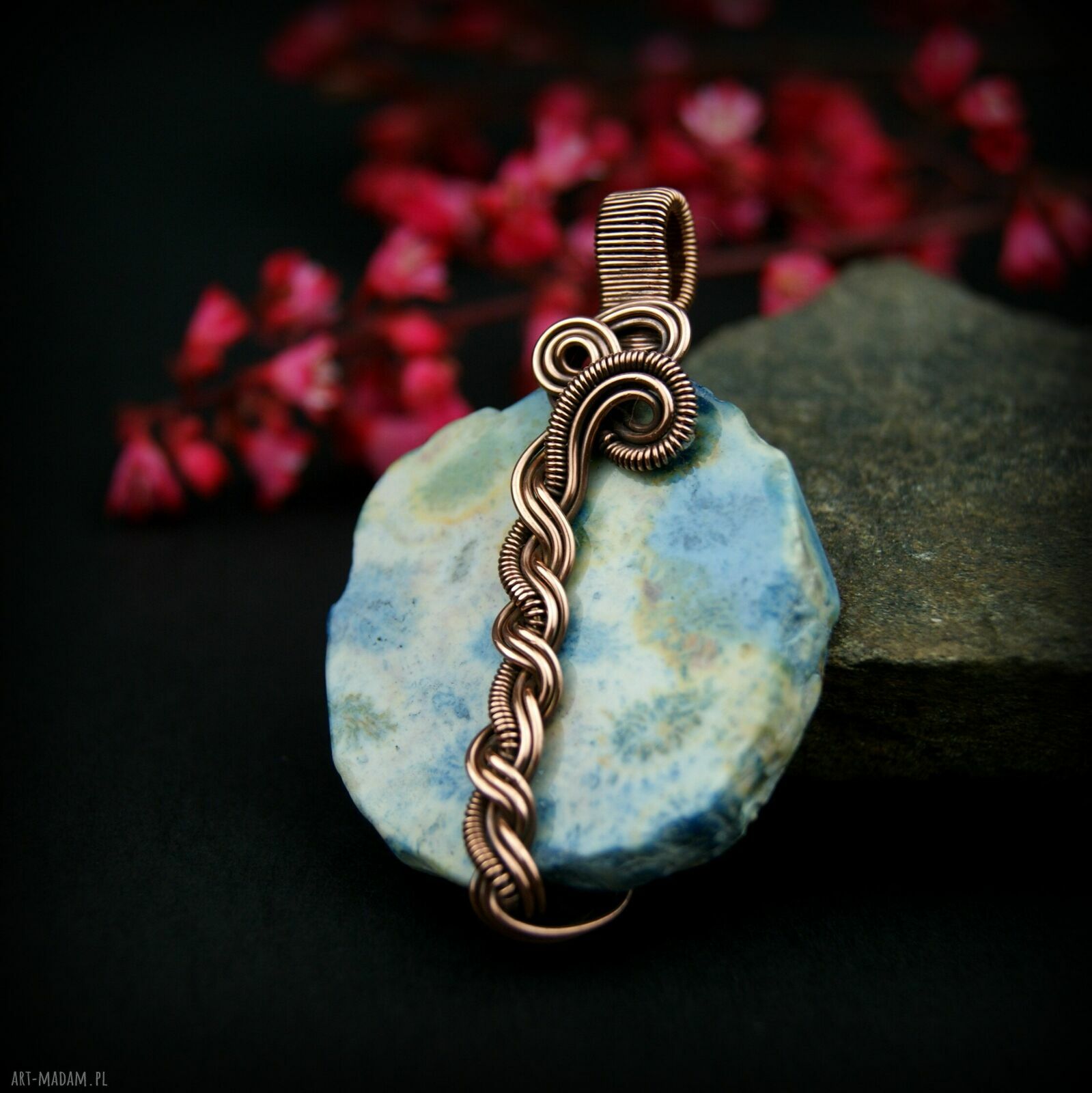 Niebieski koral fossil - wisiorek wire wrapping z miedzianym drutem