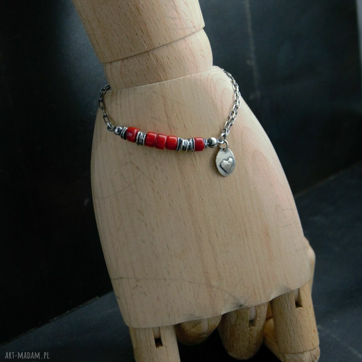 Bransoletka boho z koralem i srebrną zawieszką w kształcie serca (Srebro 925)