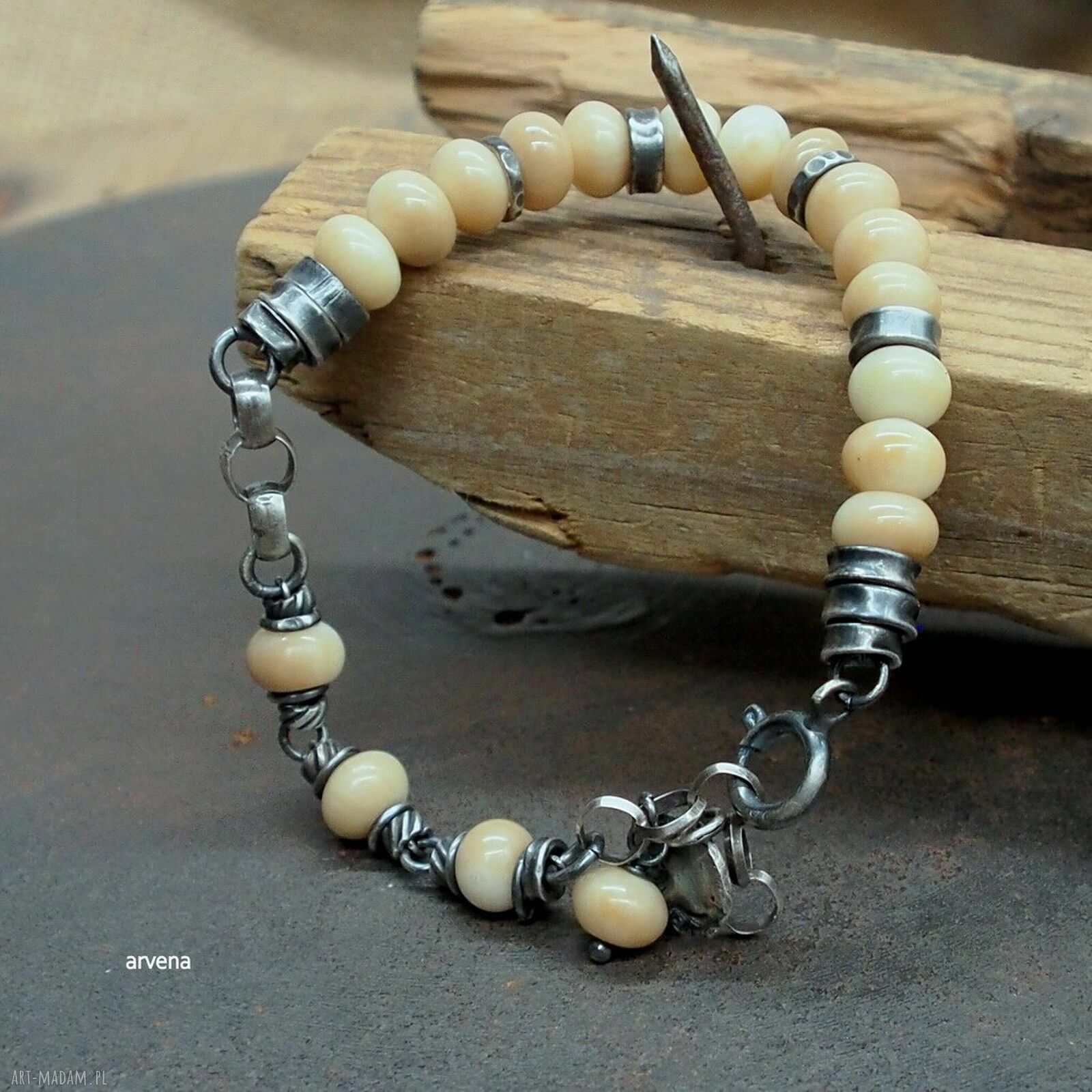Bransoletka z koralem naturalnym 030 w srebrze oksydowanym 925