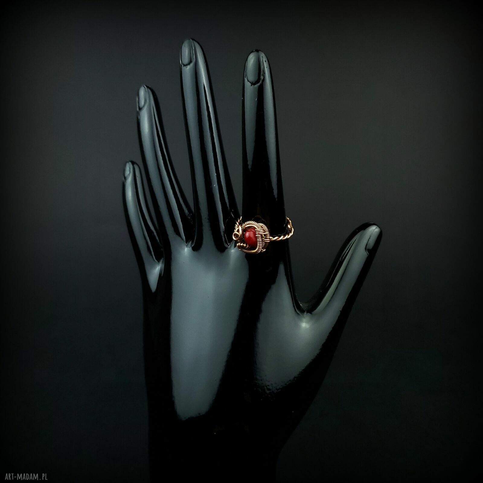Regulowany pierścionek z koralem i miedzią (wire wrapping)