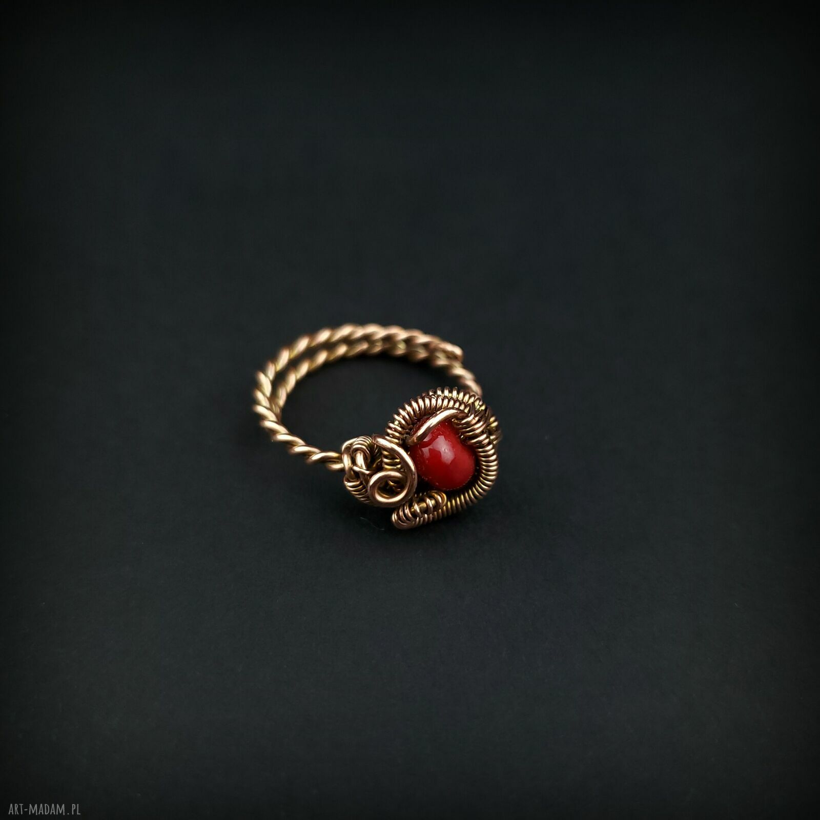 Regulowany pierścionek z koralem i miedzią (wire wrapping)