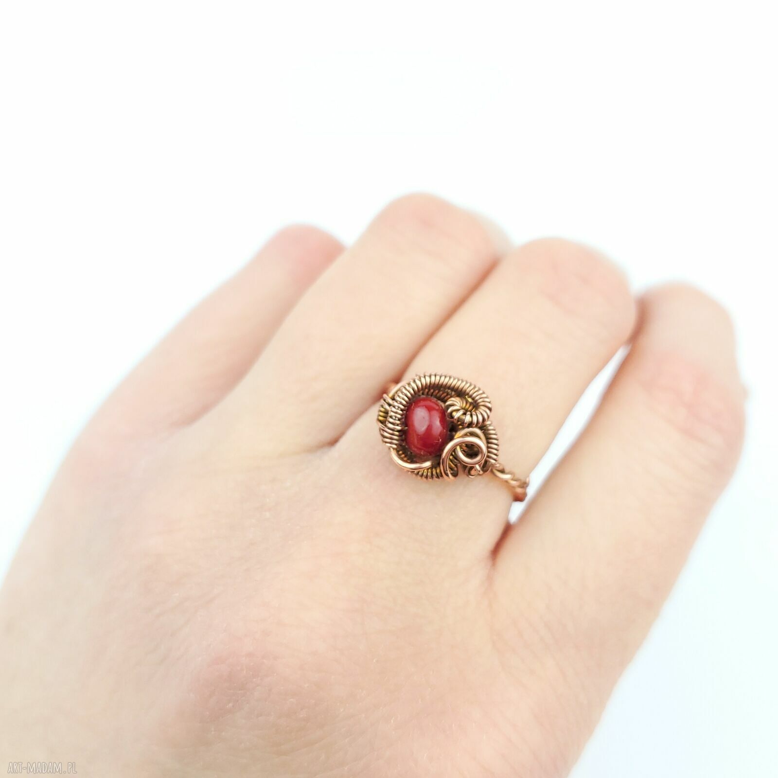 Regulowany pierścionek z koralem i miedzią (wire wrapping)