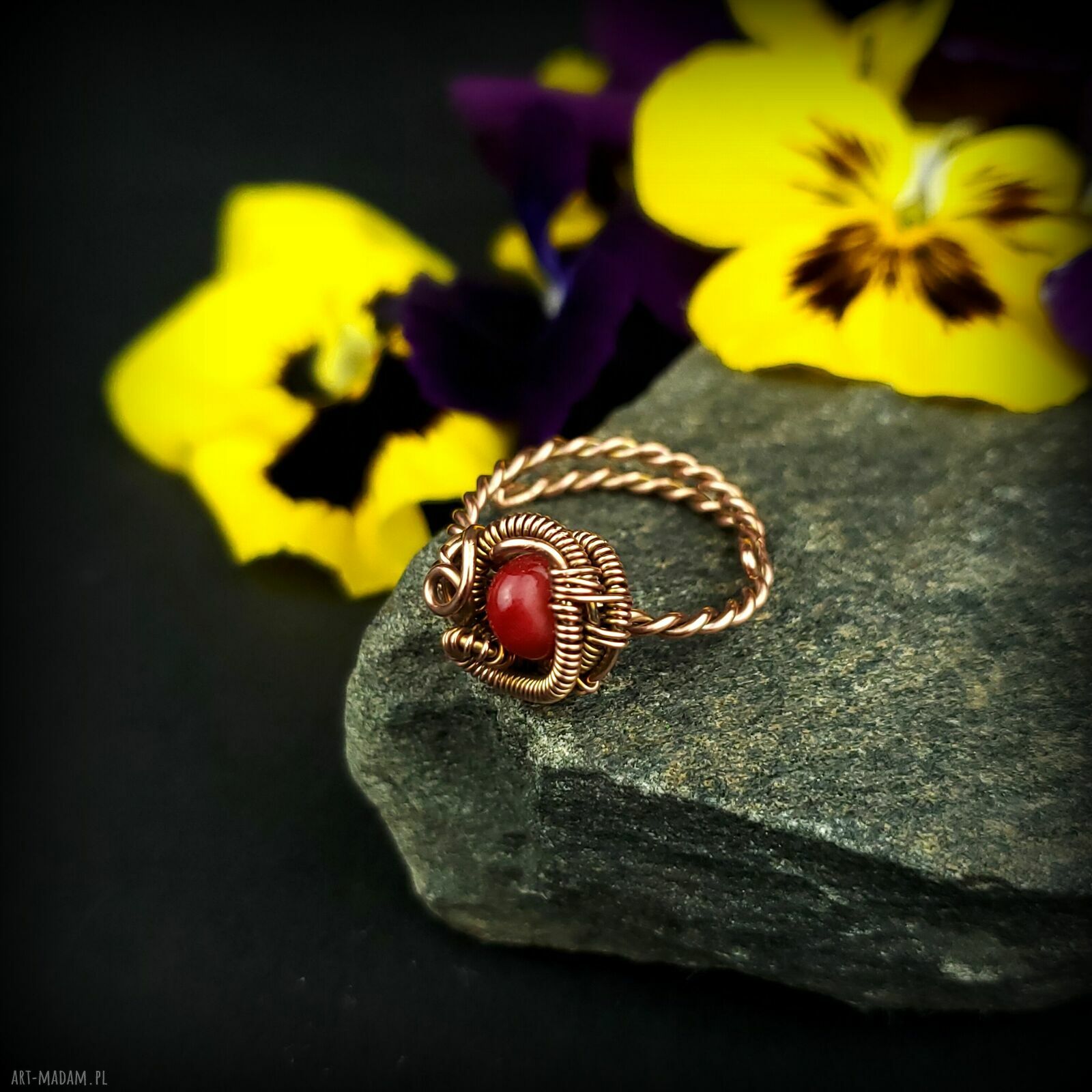 Regulowany pierścionek z koralem i miedzią (wire wrapping)