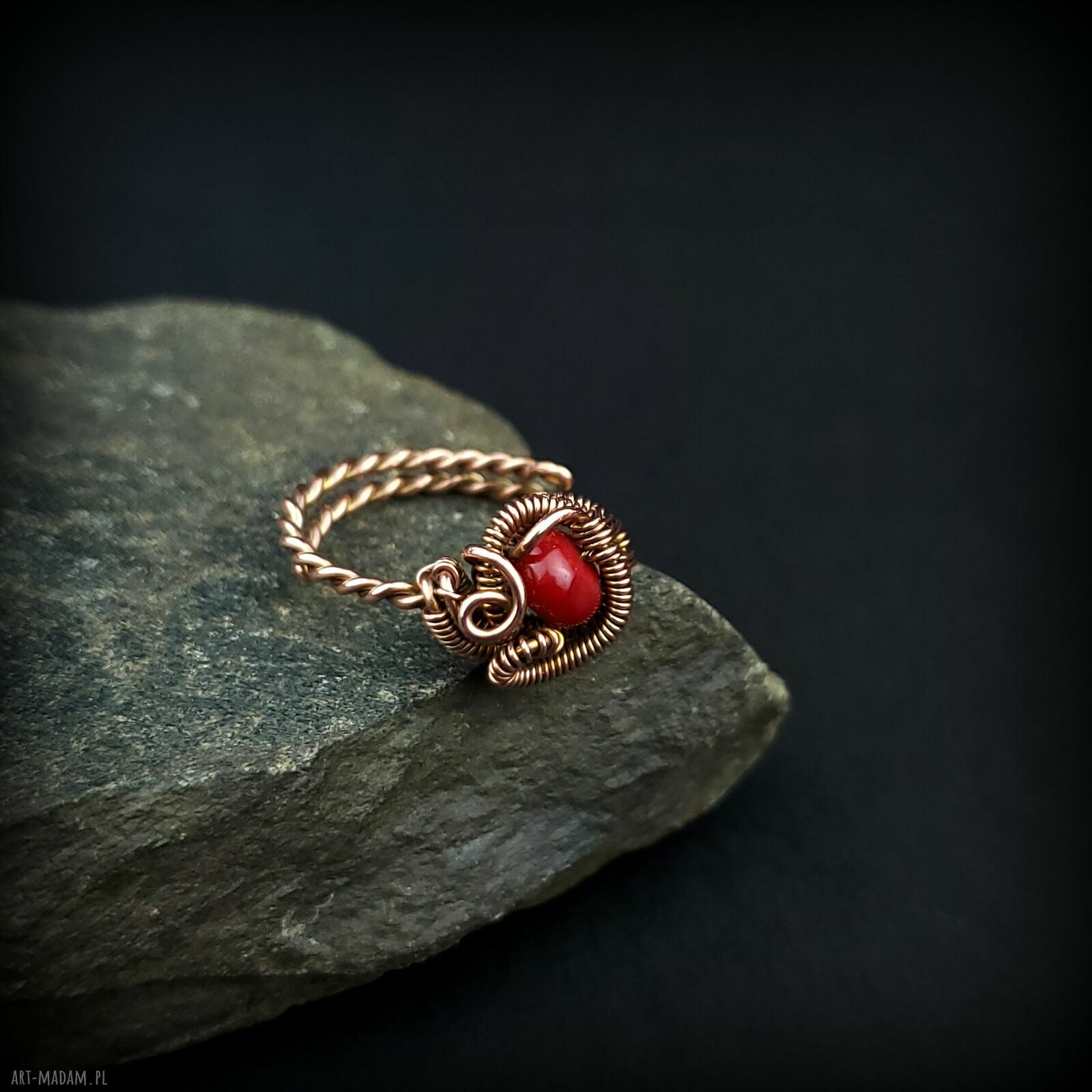Regulowany pierścionek z koralem i miedzią wire wrapping