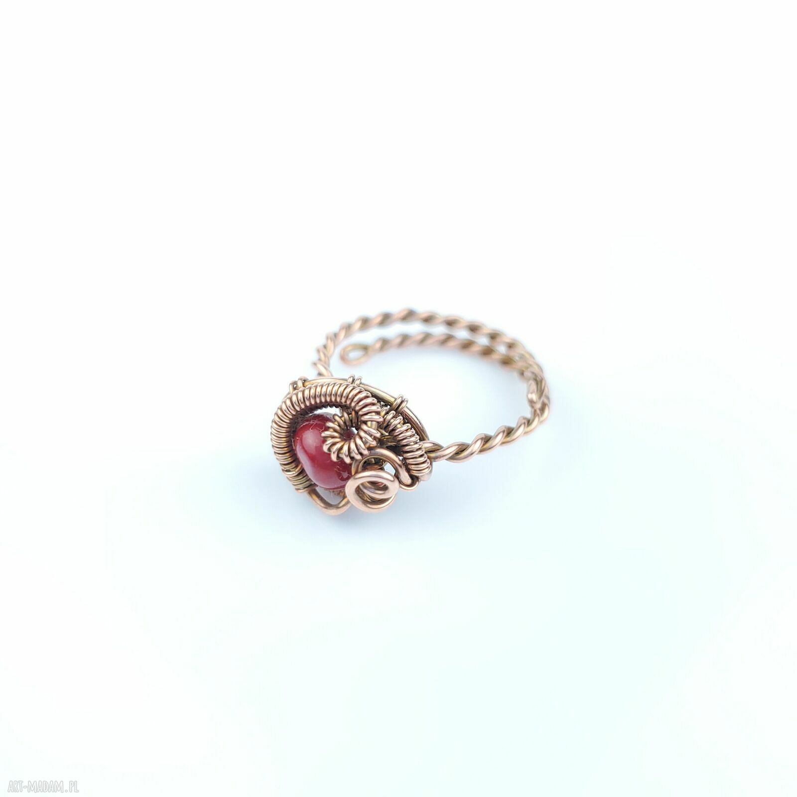 Regulowany pierścionek z koralem i miedzią (wire wrapping)