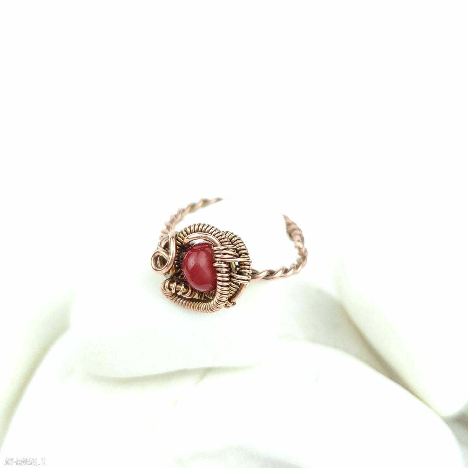 Regulowany pierścionek z koralem i miedzią (wire wrapping)