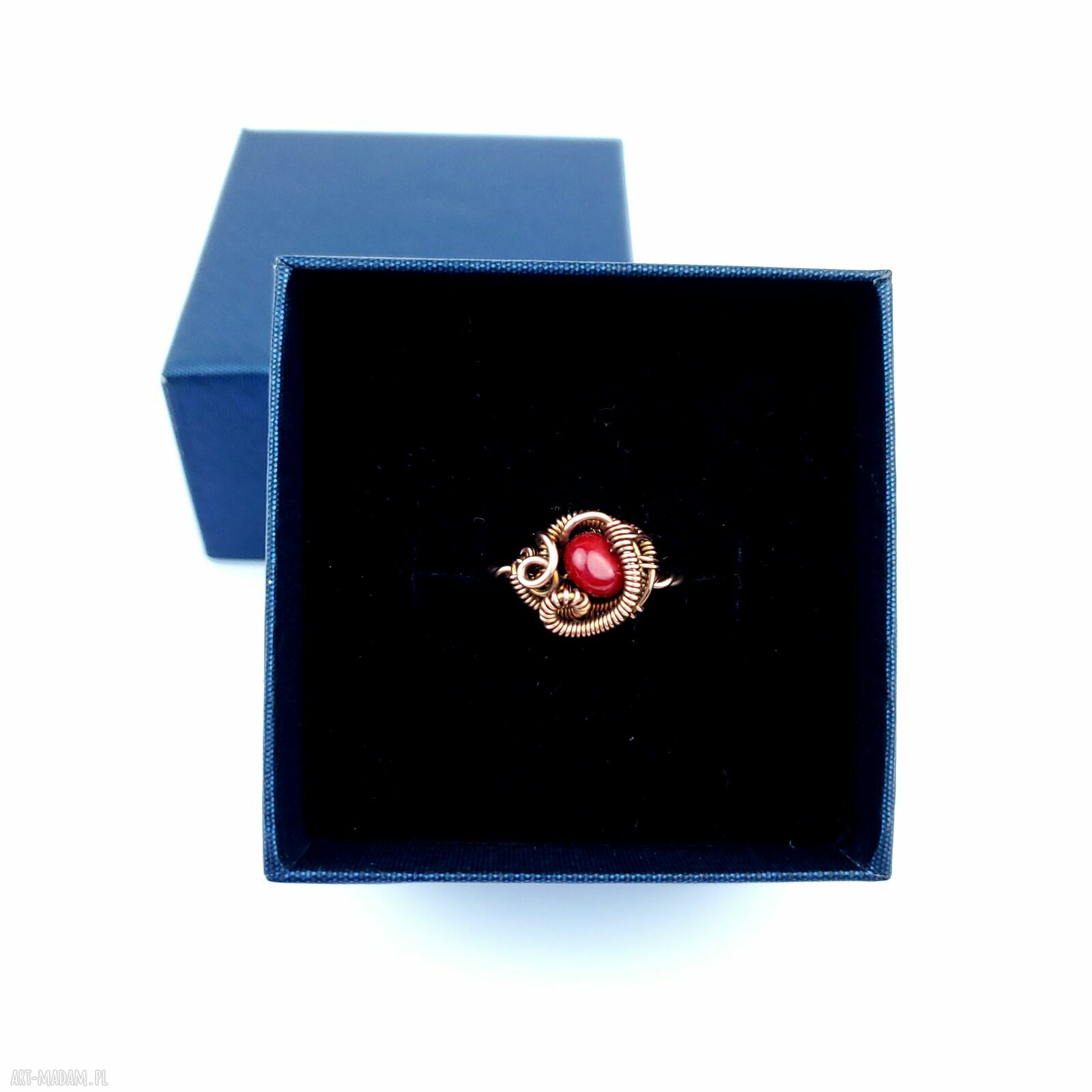 Regulowany pierścionek z koralem i miedzią (wire wrapping)
