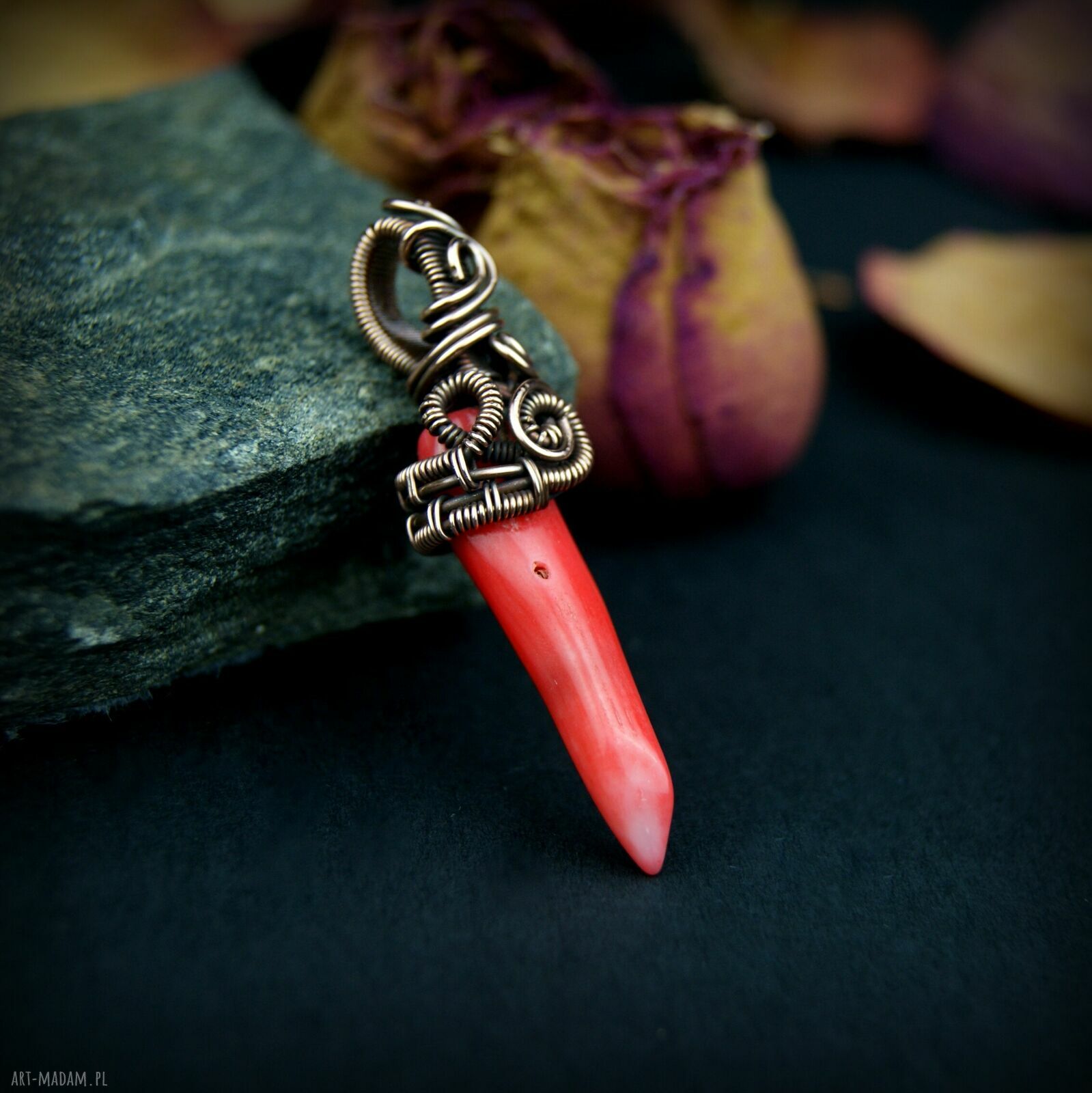 Wisiorek z koralem - ręcznie pleciony wire wrapping z miedzi