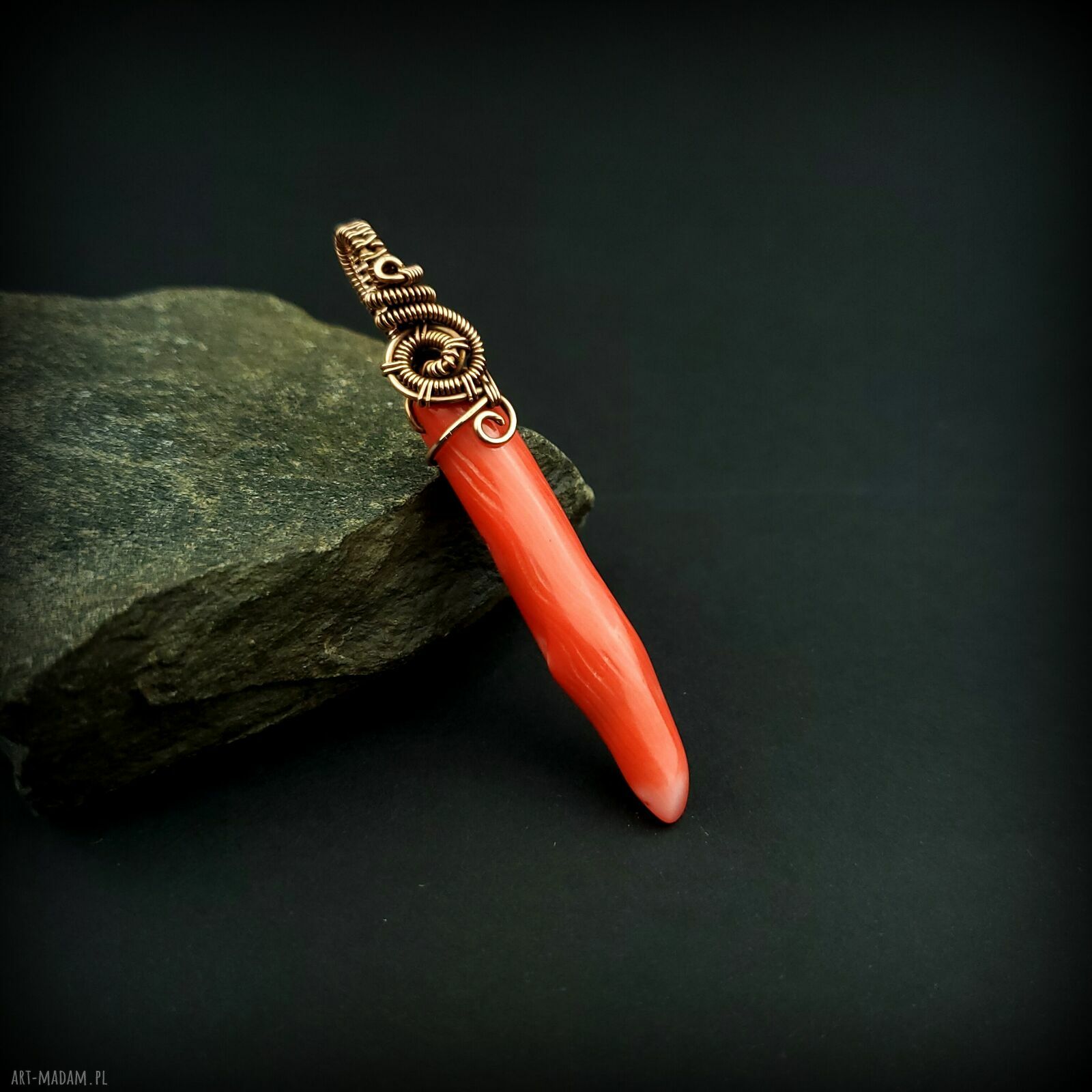 Wisiorek z koralem - ręcznie robiony wire wrapping z miedzi (Blue Pearl Art)