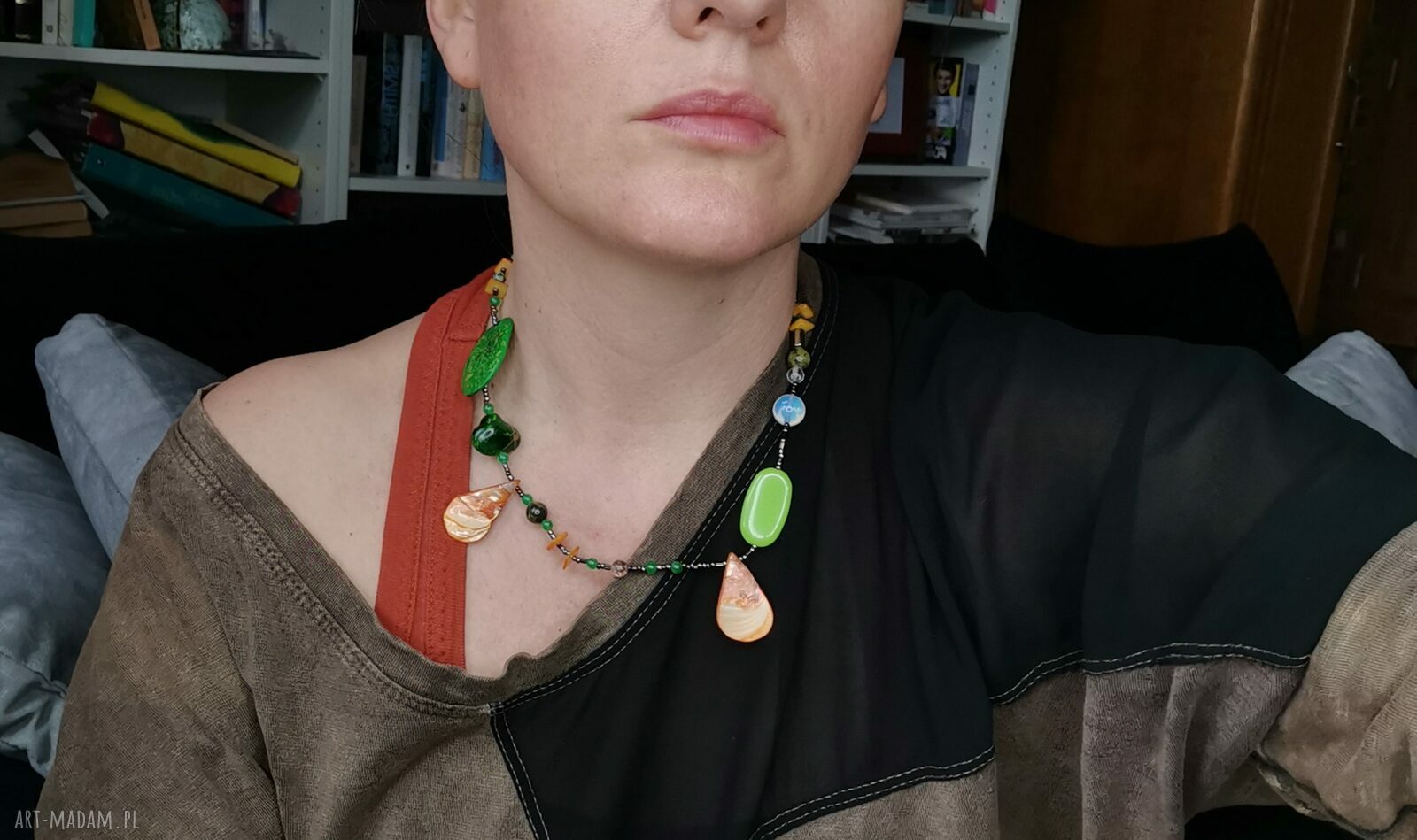 Różnorodny naszyjnik koralikowy z muszlami i szkiełkami - boho i etno