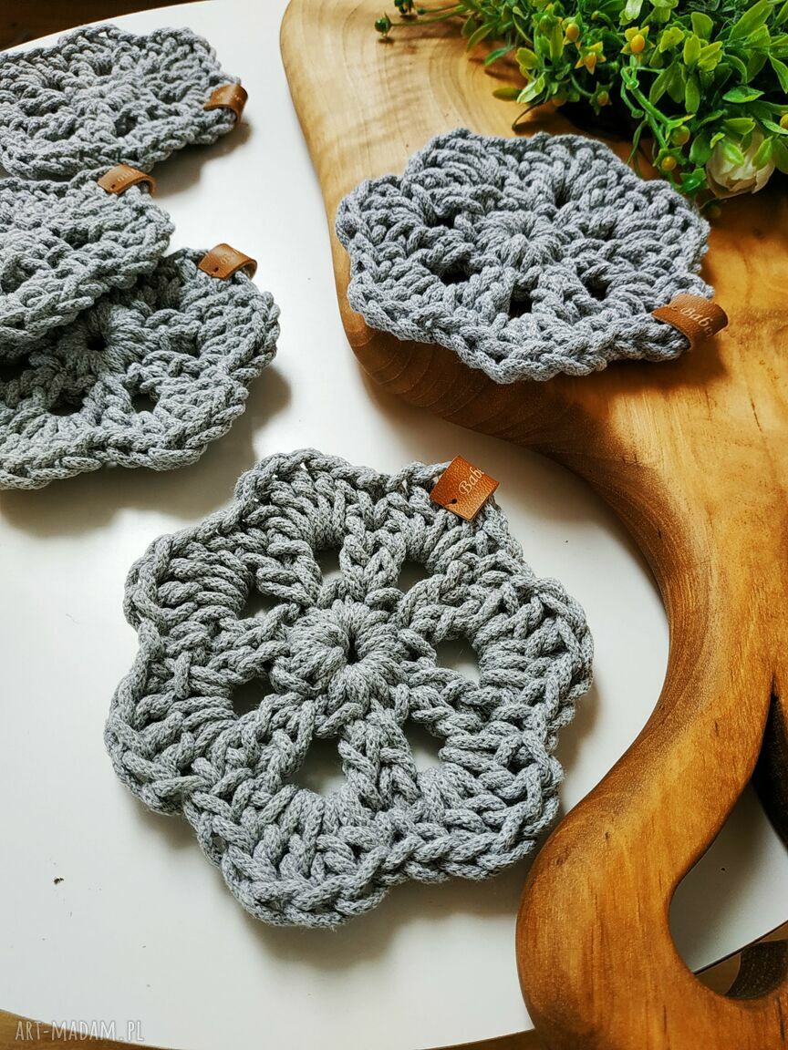 Koronkowe podkładki pod kubek - kwiatek ze sznurka bawełnianego (12 cm)