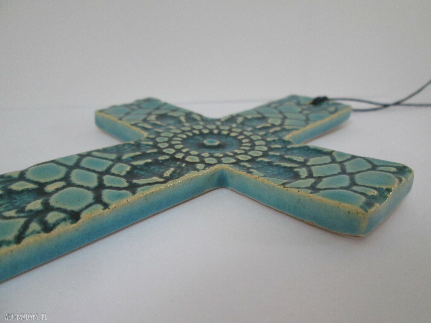 Koronkowy krzyżyk ceramiczny na ścianę
