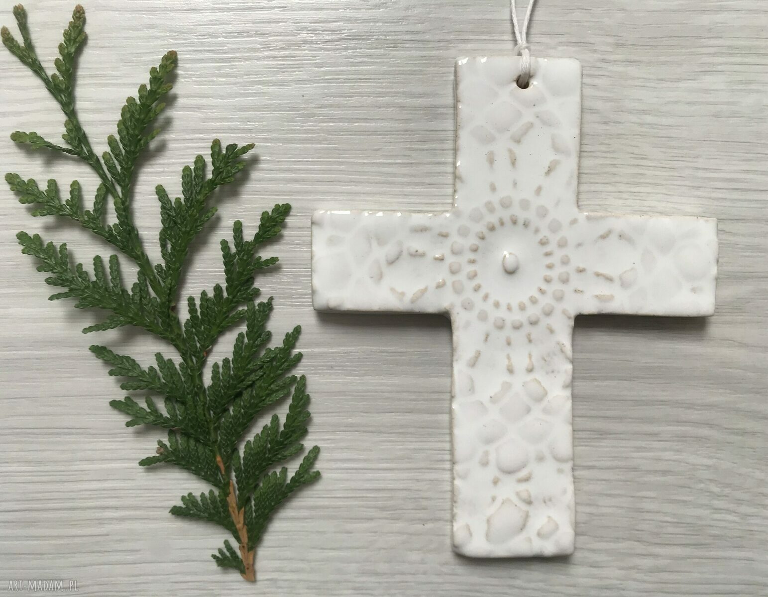 Koronkowy krzyżyk ceramiczny do powieszenia na ścianie