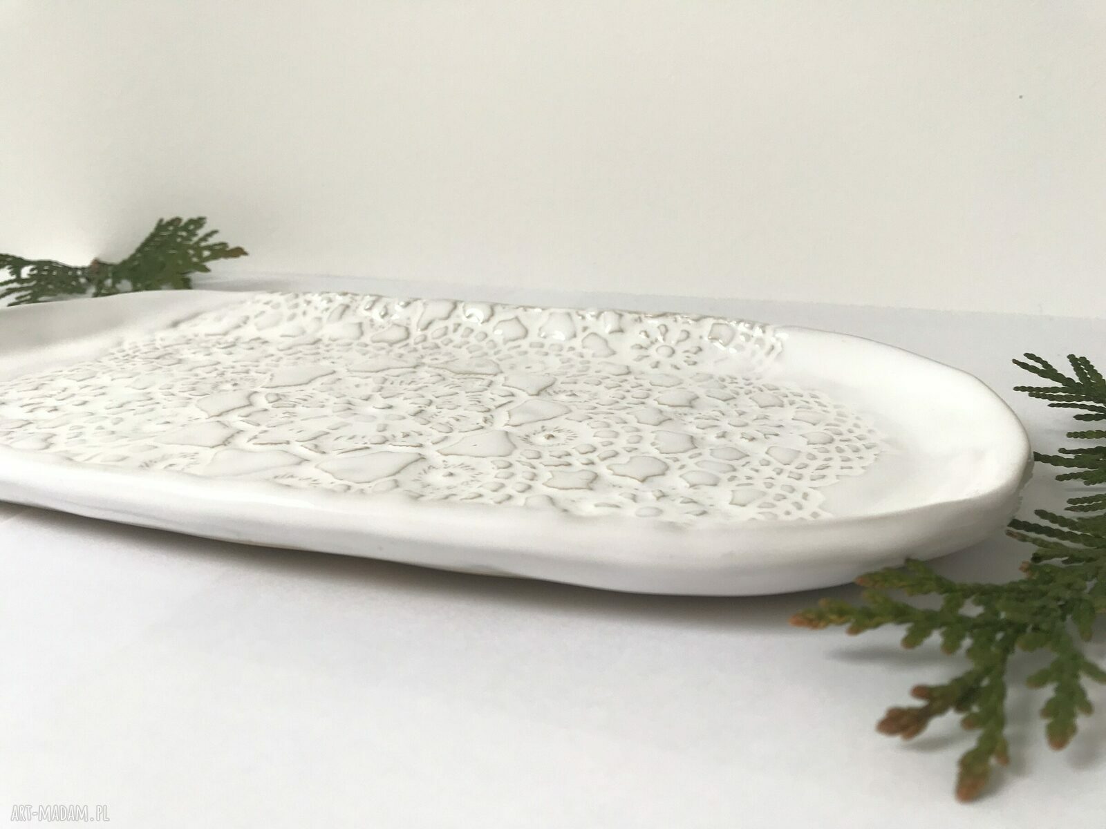 Koronkowy talerz w bieli, ręcznie robiona patera ceramiczna