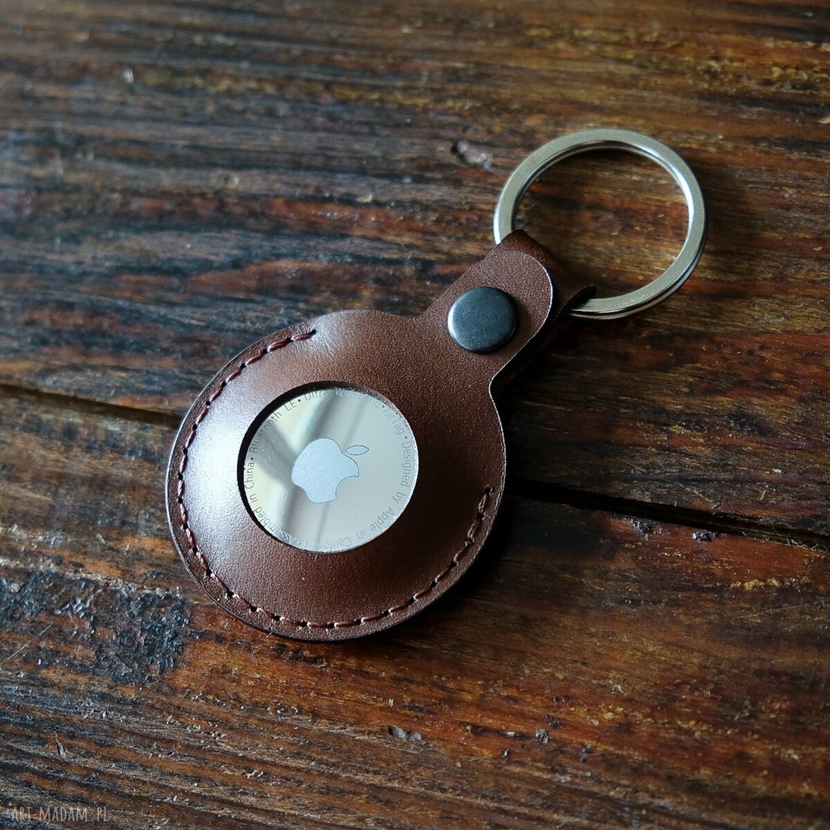 Ręcznie szyty skórzany brelok do Apple AirTag ze skóry Koala w ciemnym brązie - personalizacja