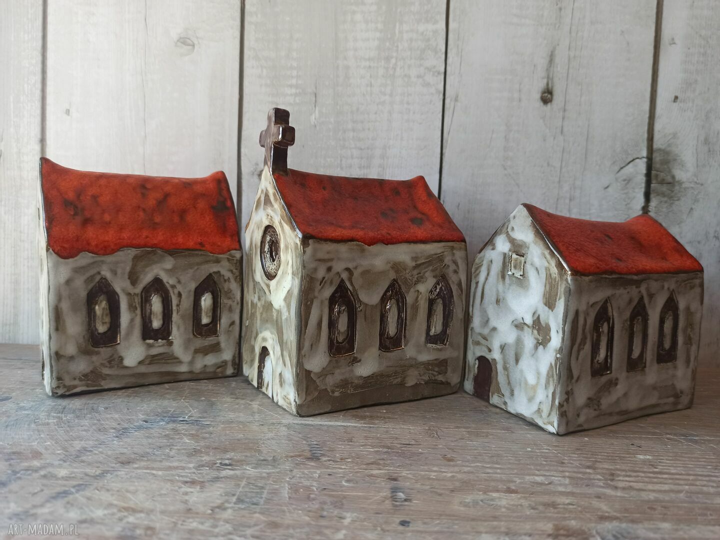Kościółek 3-nawowy z krzyżem - ceramika handmade