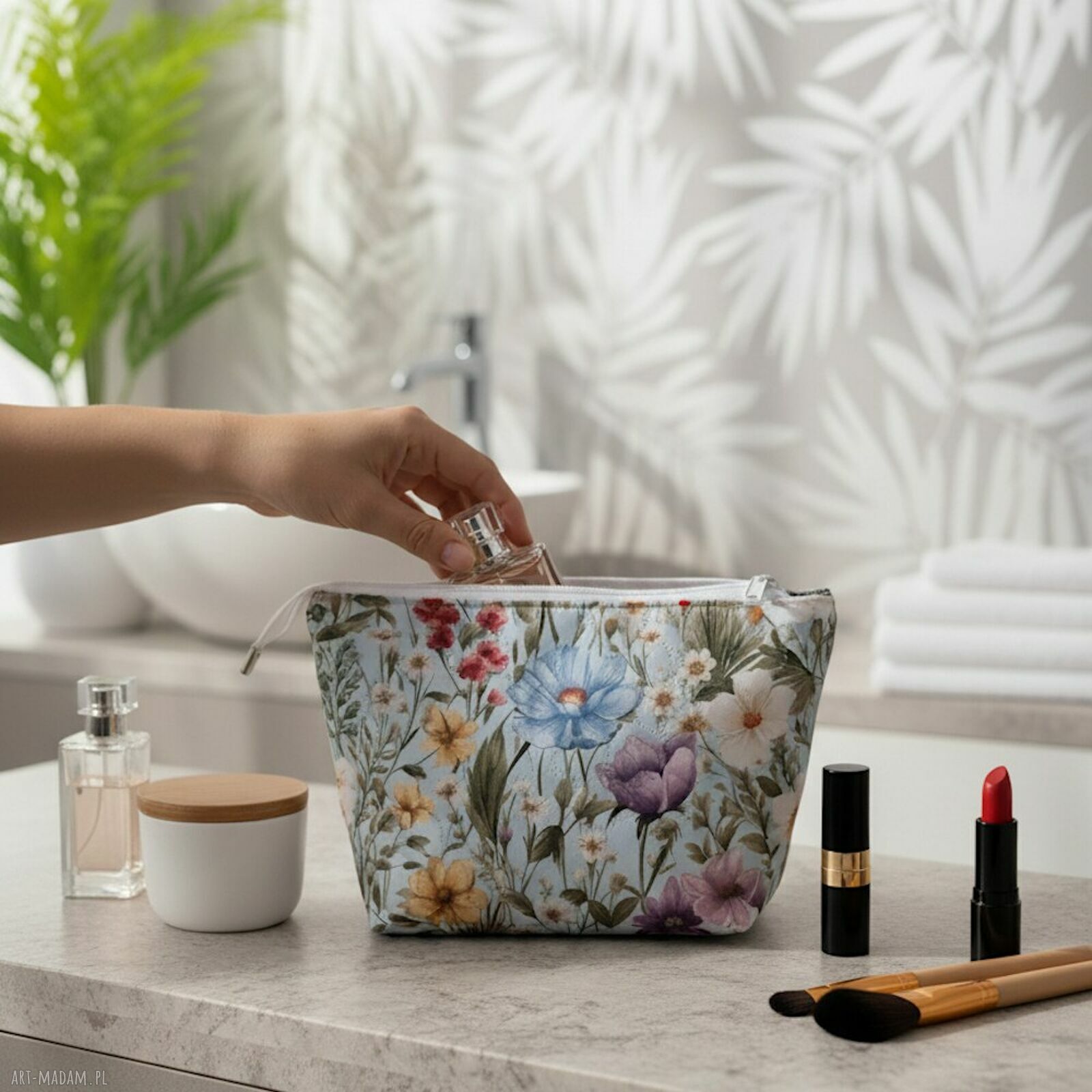Kosmetyczka „Łąka” duża, pikowana i wodoodporna KW025