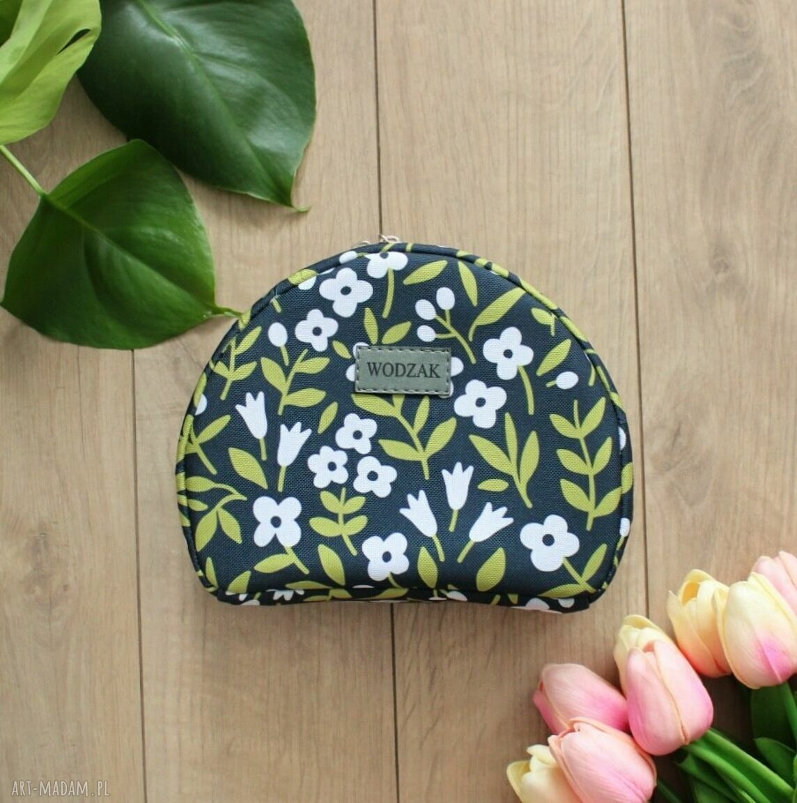 kosmetyczki: Kosmetyczka półksiężyc w białe kwiatki na zielonym Ręczne wykonanie