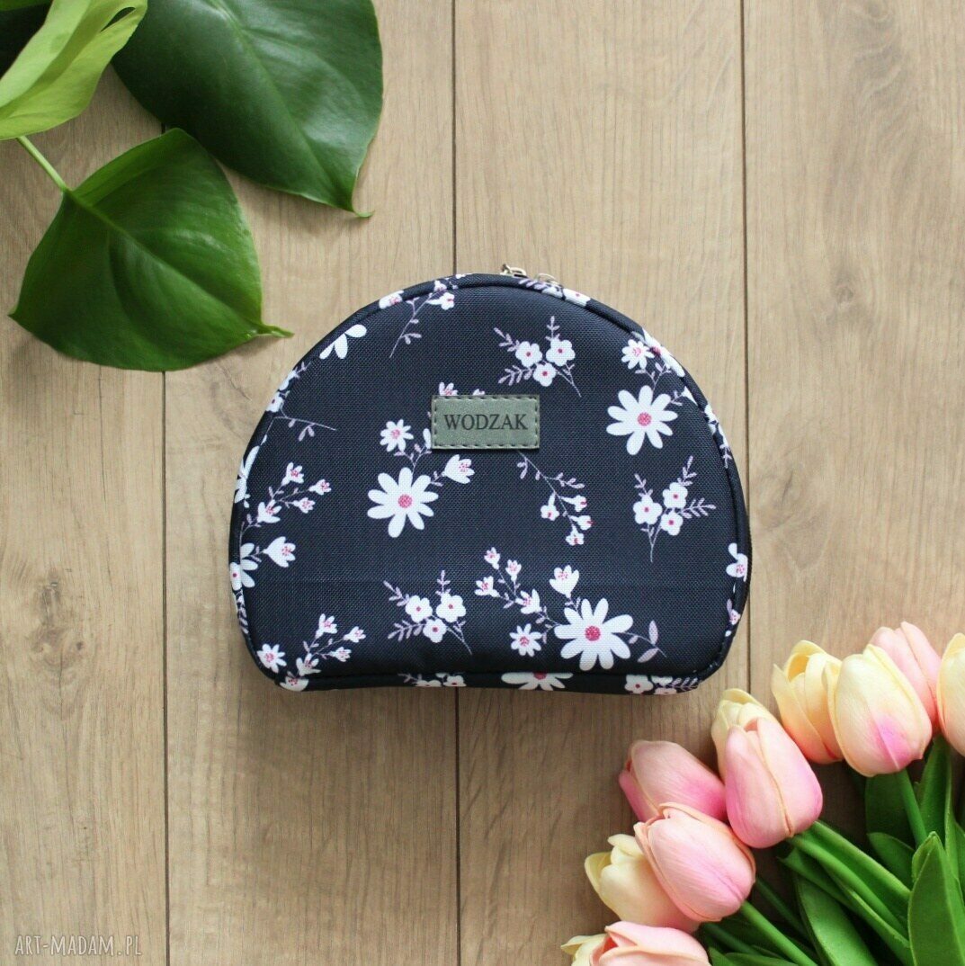 kosmetyczki: Kosmetyczka półksiężyc w drobne kwiatuszki na granacie ręcznie wykonane