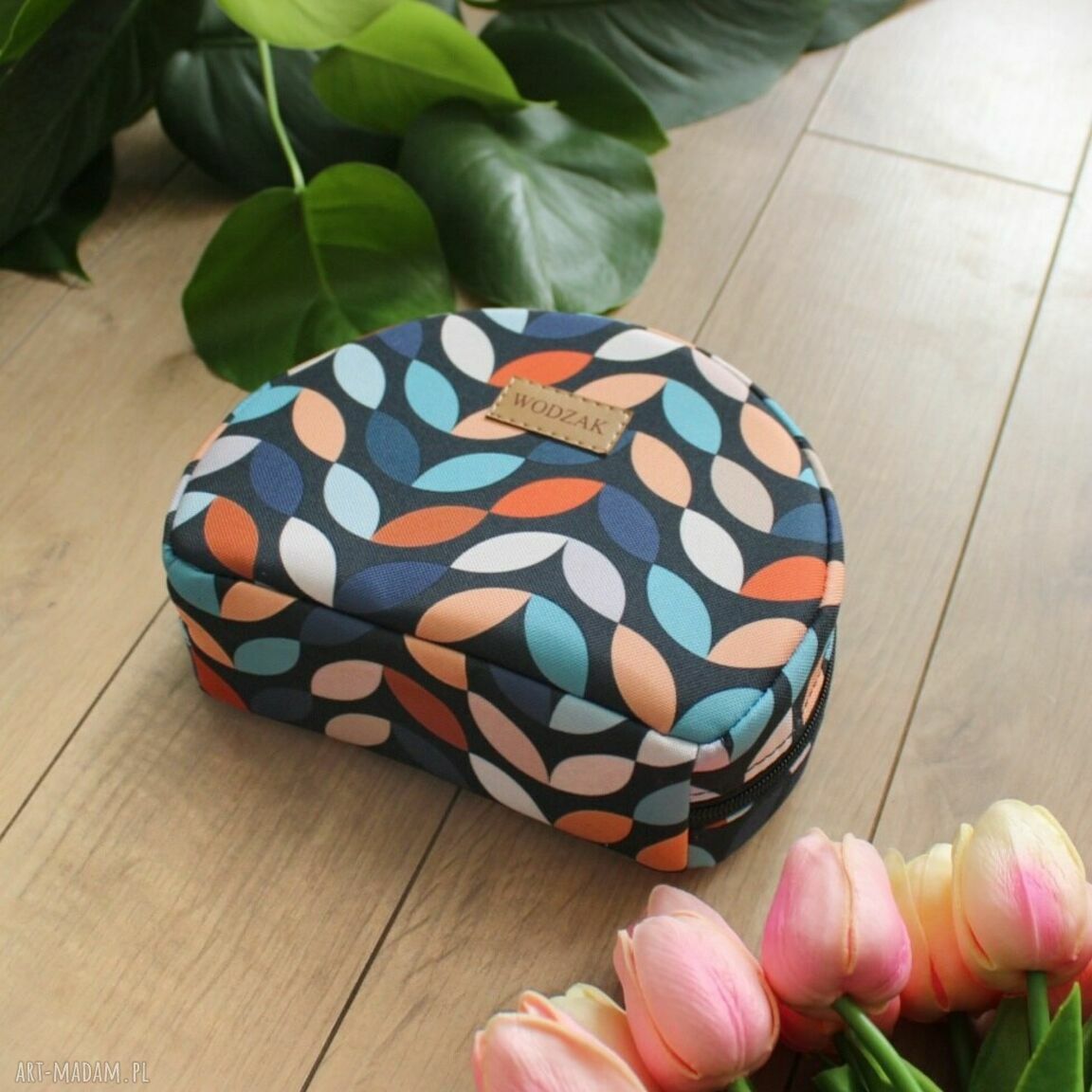 kosmetyczki: Kosmetyczka półksiężyc w kolorowe listki Ręczne wykonanie