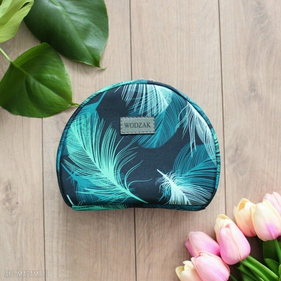 kosmetyczki: Kosmetyczka półksiężyc w turkusowe pióra Ręczne wykonanie