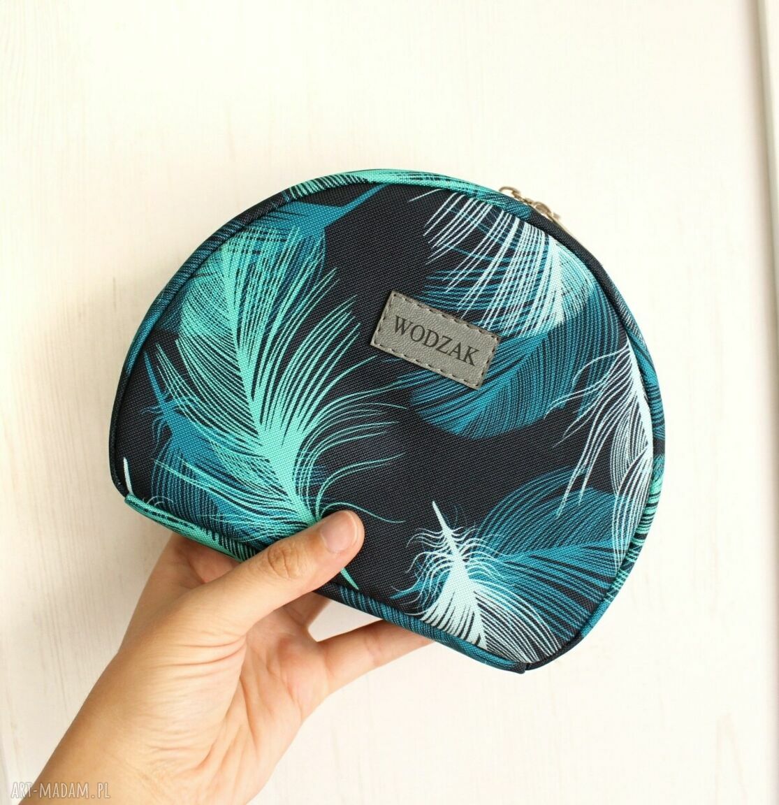 Kosmetyczka półksiężyc turkusowe pióra wodoodporna kolorowa