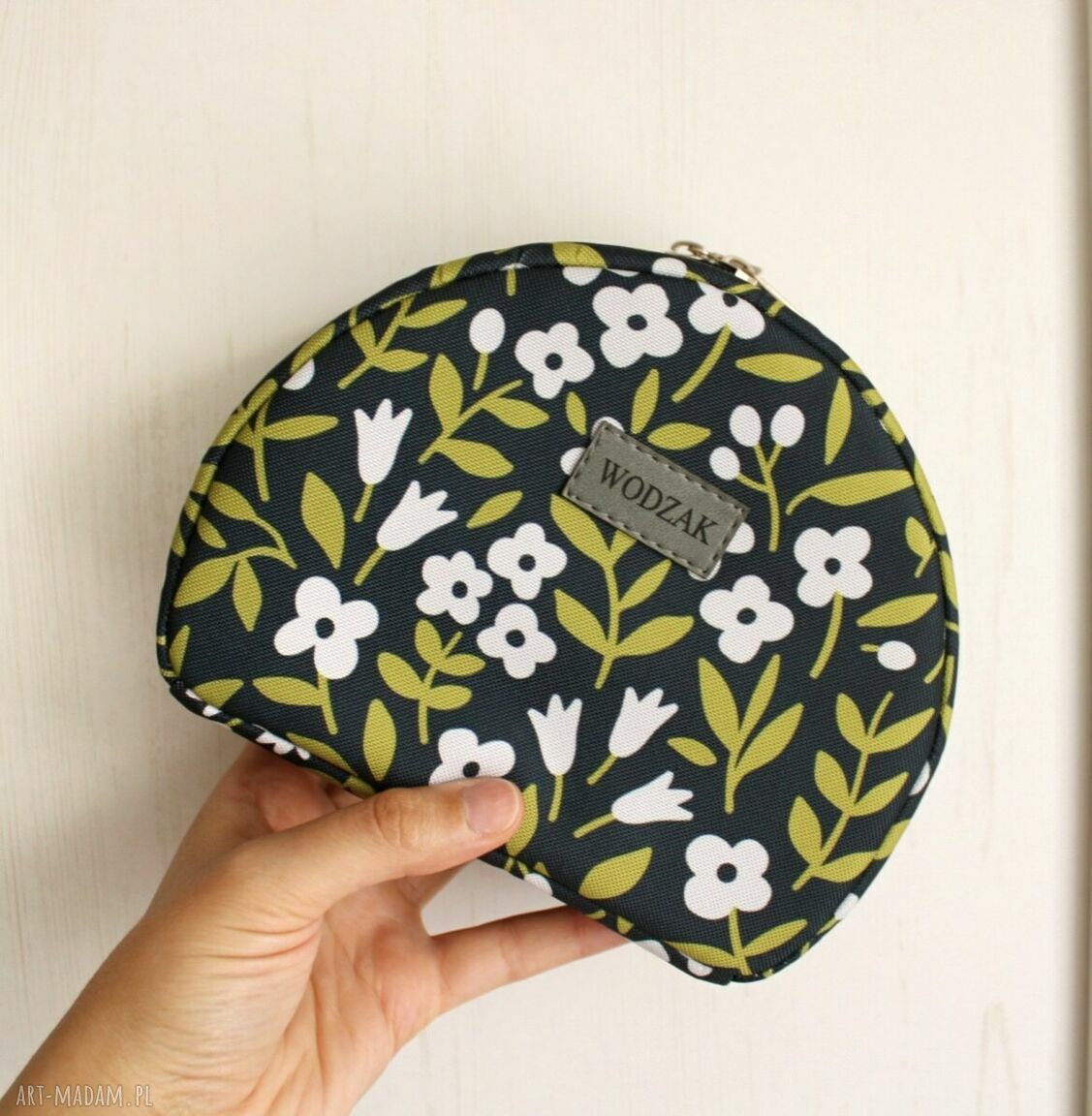 Kosmetyczka półksiężyc białe kwiatki zielonym zielona kwiaty