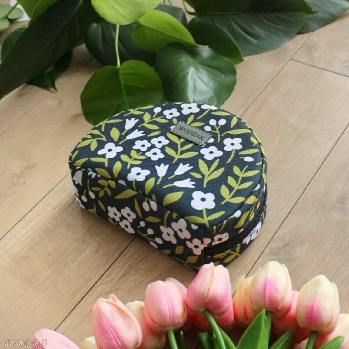 kosmetyczki: Kosmetyczka półksiężyc w białe kwiatki na zielonym Ręczne wykonanie