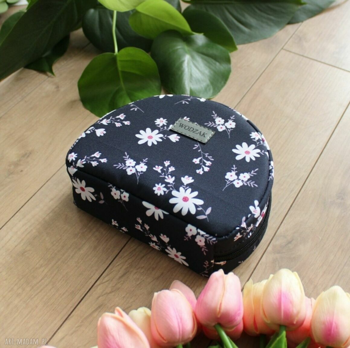 kosmetyczki: Kosmetyczka półksiężyc w drobne kwiatuszki na granacie ręcznie wykonane