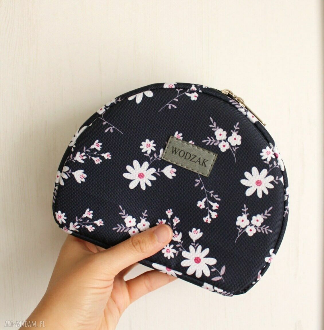 Kosmetyczka półksiężyc drobne kwiatuszki granacie granatowa białe