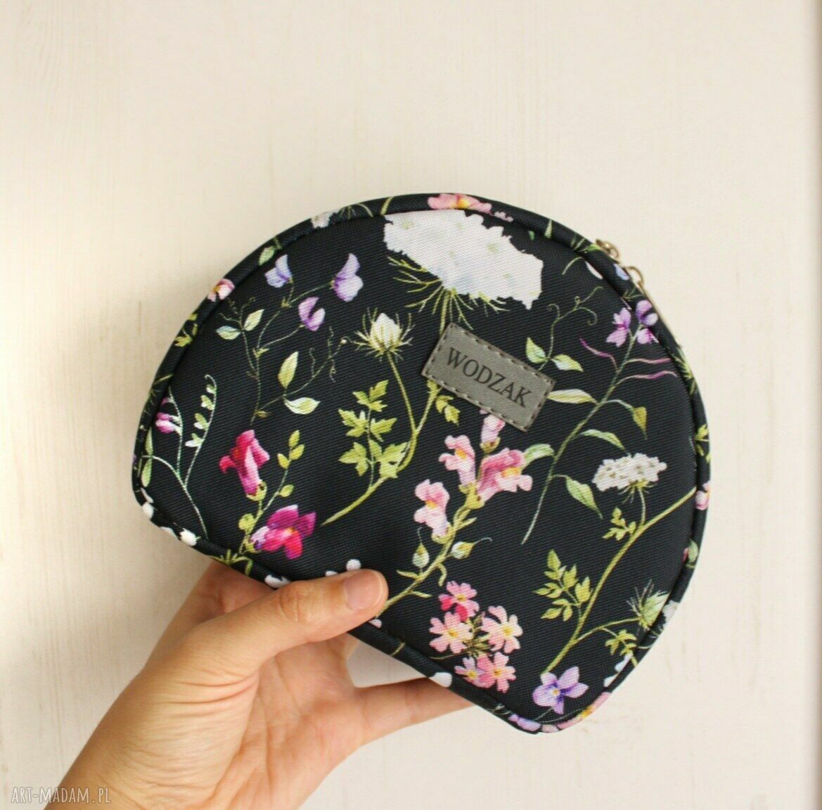 Kosmetyczka półksiężyc wiosenną łąkę wodoodporna kwiaty czarna