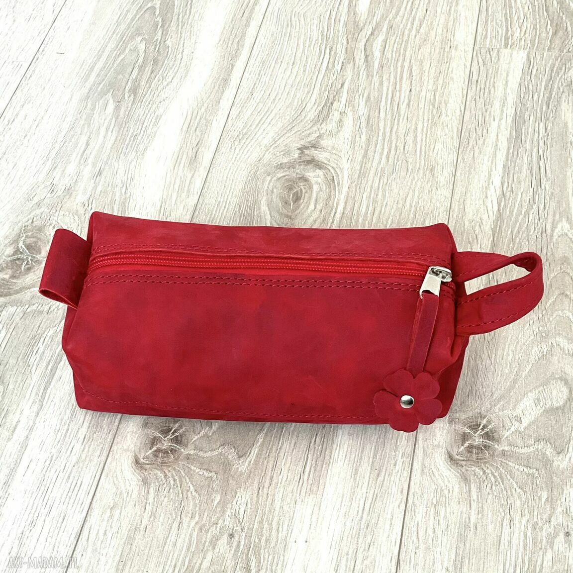 kosmetyczki: Czerwona średniej wielkości kosmetyczka skórzana. Ręcznie wykonane