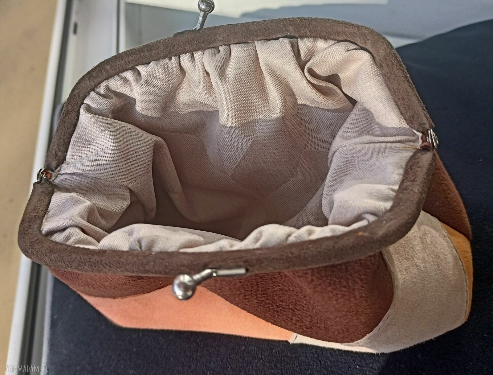 Ręcznie szyta kosmetyczka ze skóry zamszowej w brązowo-beżowym patchworku