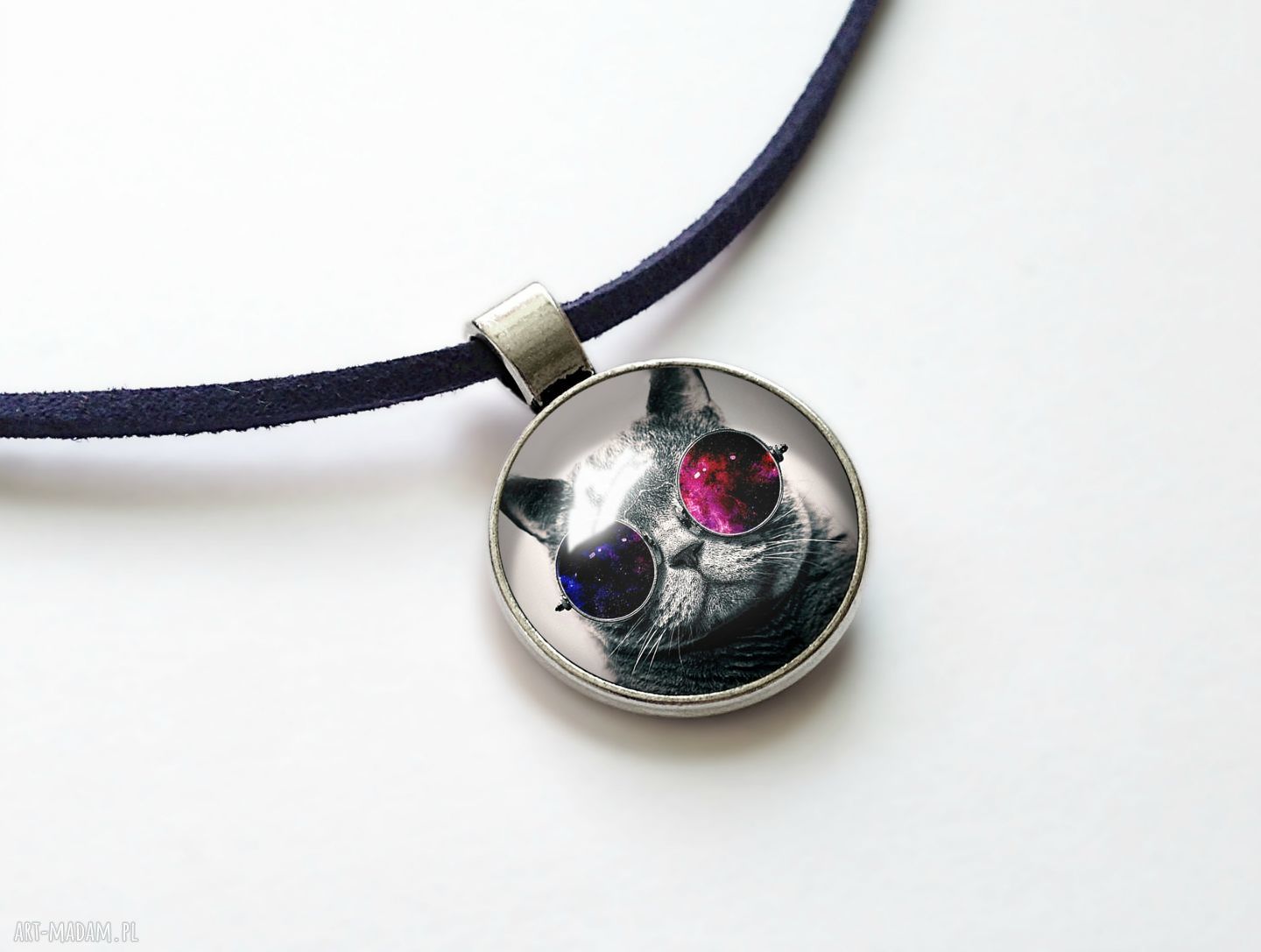 Kosmiczny kot - choker z galaxy grafiką pod powiększającym szkiełkiem