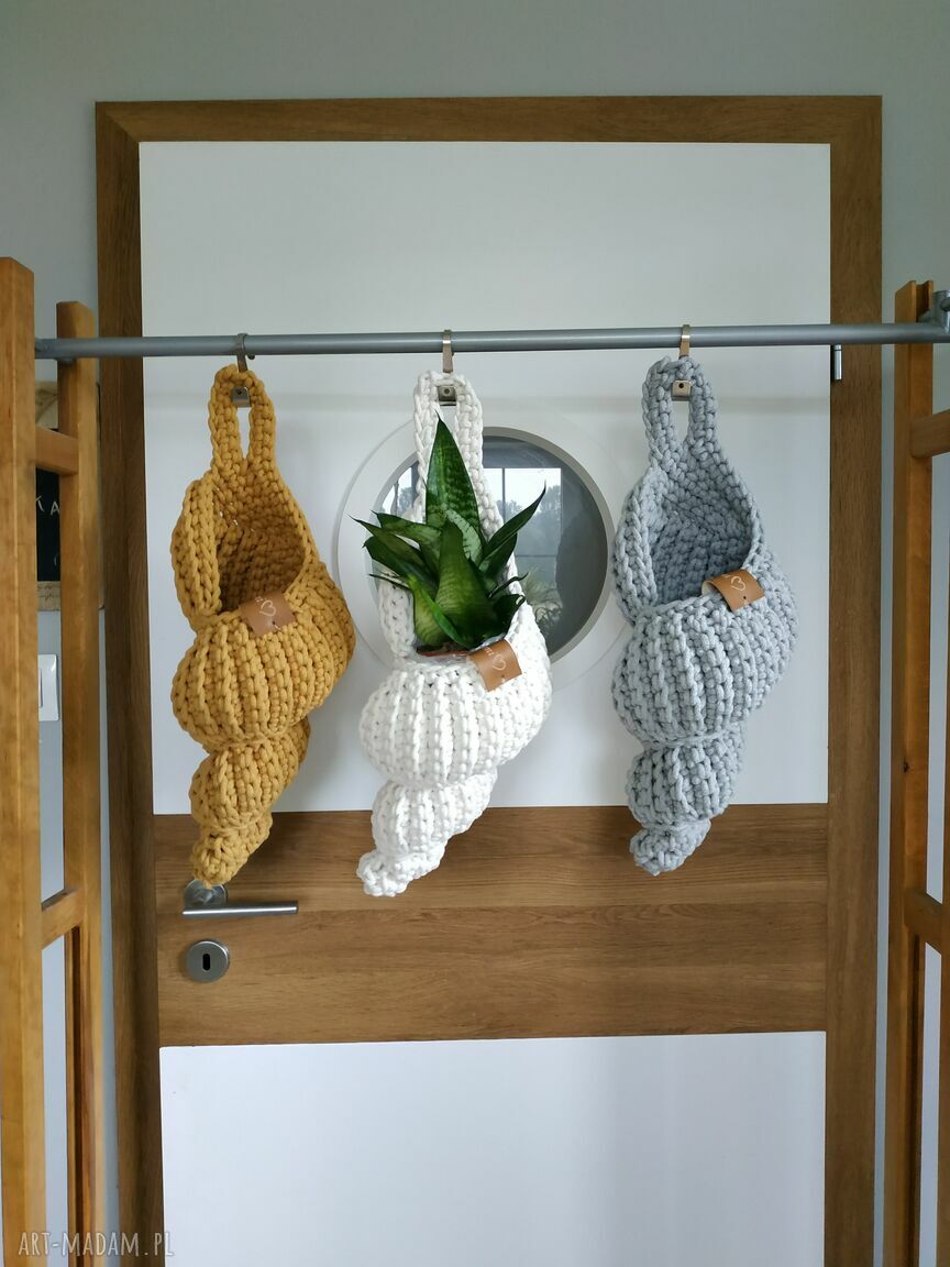 Kosz Muszla podłużna - wisząca dekoracja do łazienki na szydełku (56 cm)
