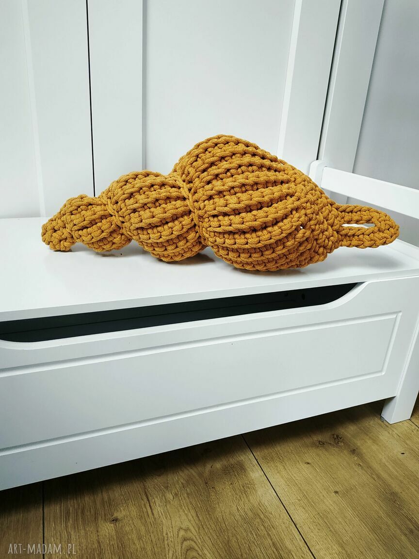 Kosz Muszla podłużna - wisząca dekoracja do łazienki na szydełku (56 cm)