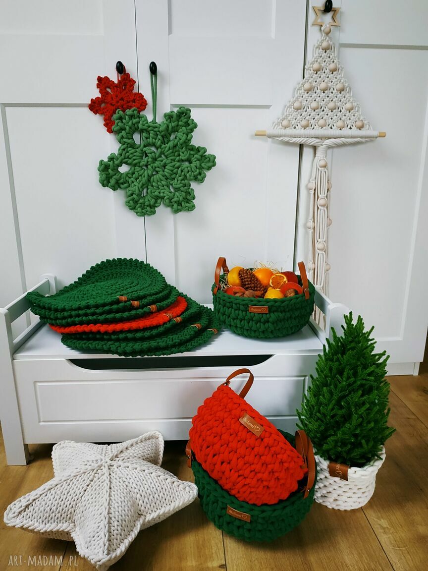 Czerwony kosz na owoce szydełkowany z grubego sznurka (26 cm)