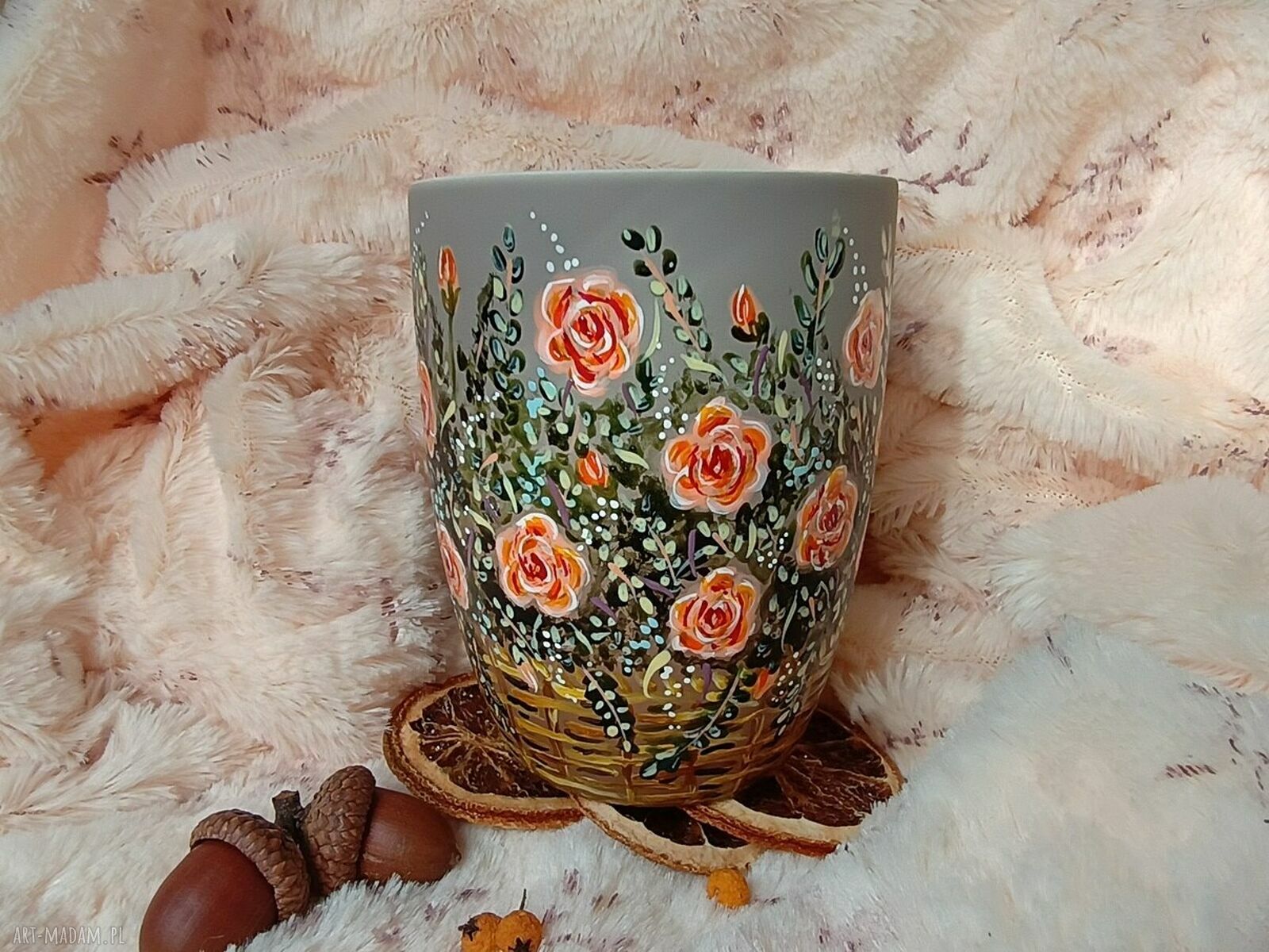 Kosz róż. Ręcznie malowany kubek 300 ml