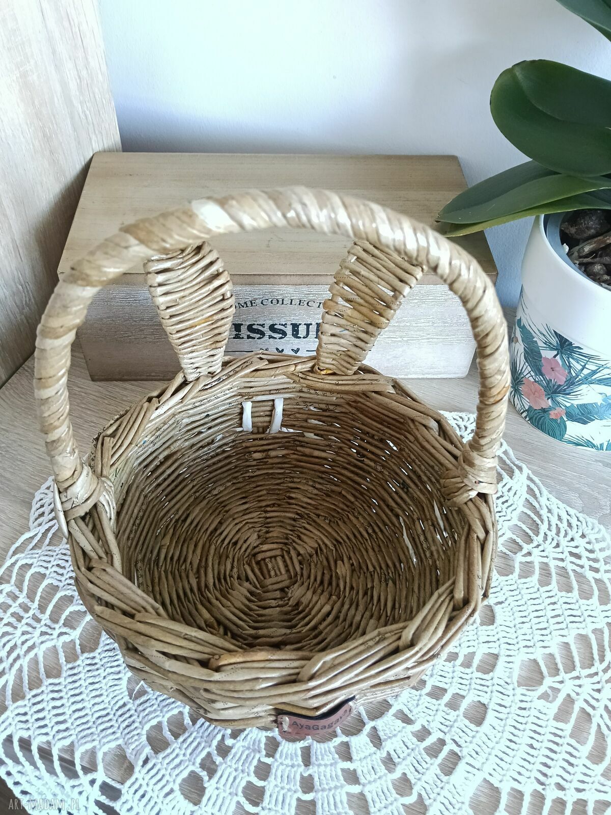 Koszyczek króliczek z papierowej wikliny na Wielkanoc